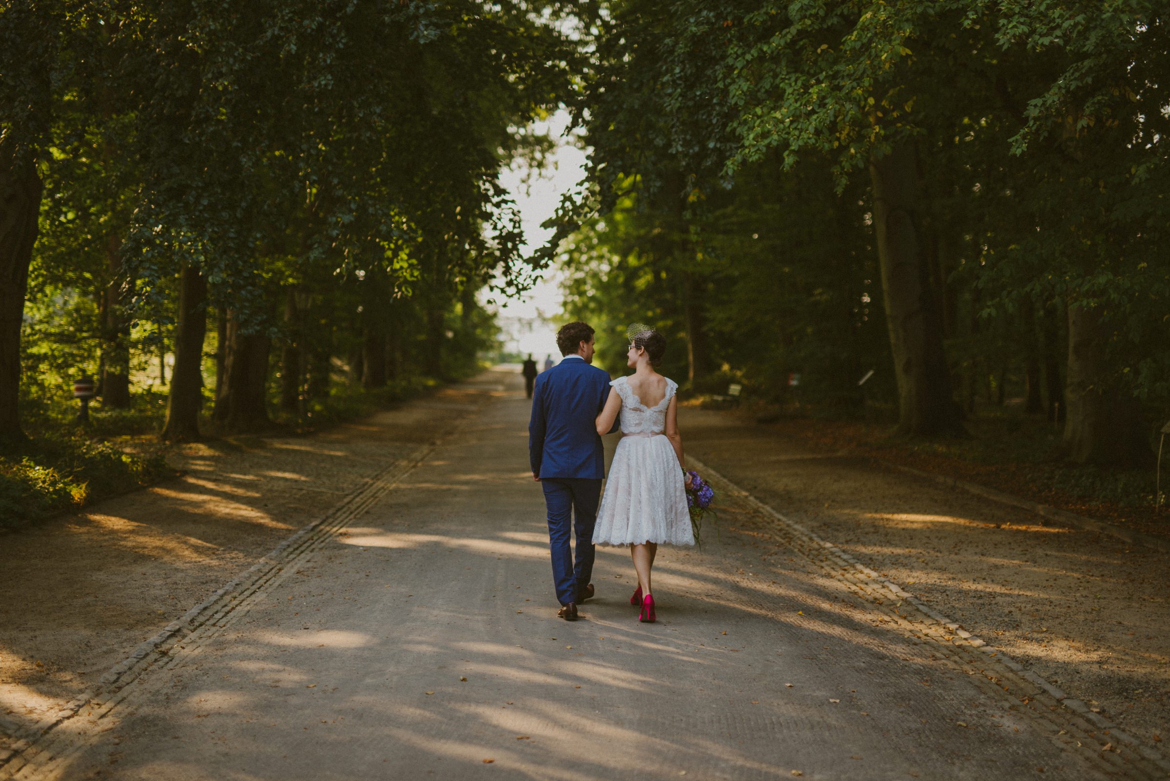 Hochzeit in Berlin: Brautpaar Arm in Arm im Botanischen Garten