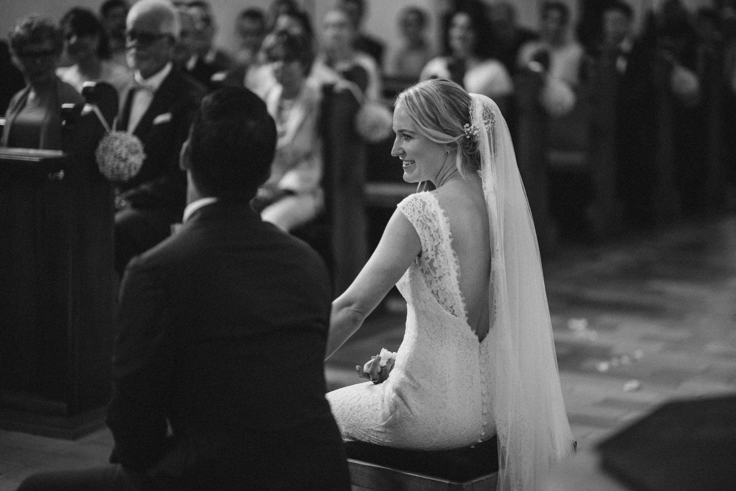 Hochzeit in der Schweiz: Braut schaut lachend zum Bräutigam