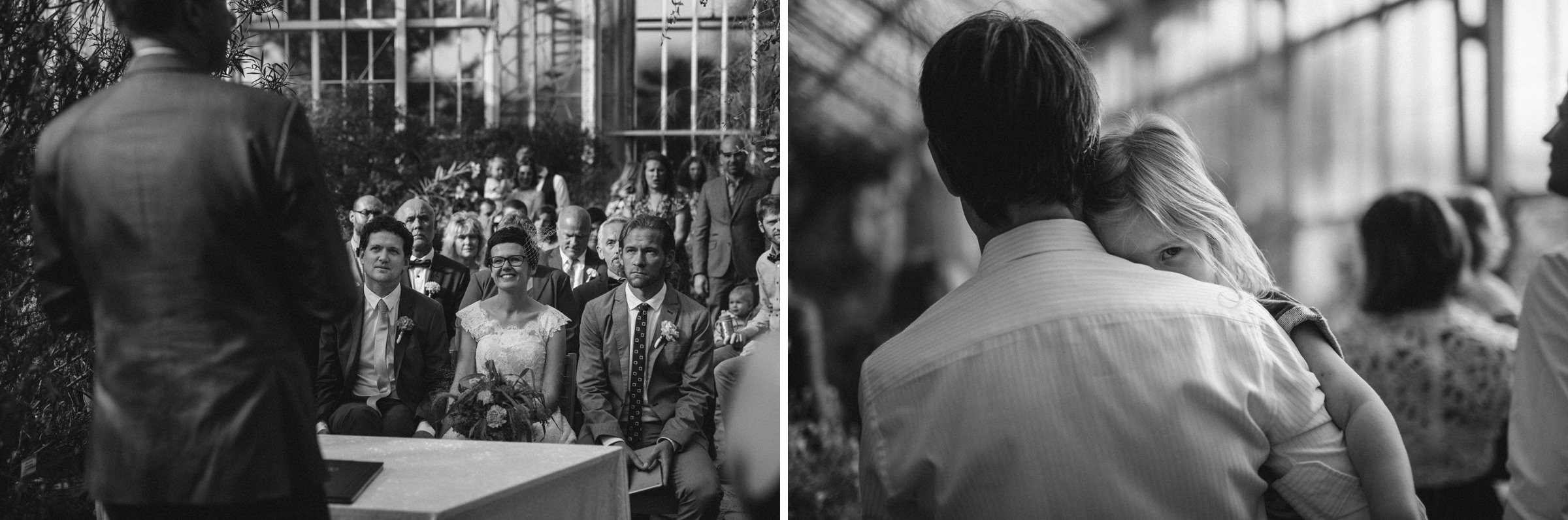 Hochzeit in Berlin: strahlendes Brautpaar vor dem Altar