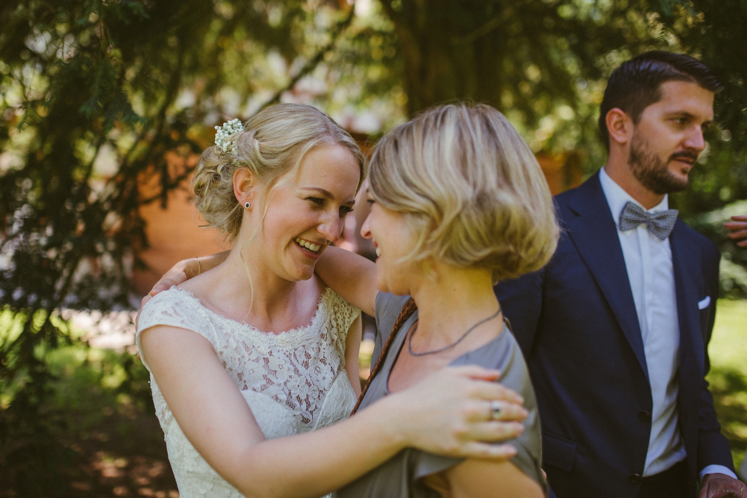 Hochzeit in der Schweiz: während der Gratulation, Braut wird umarmt