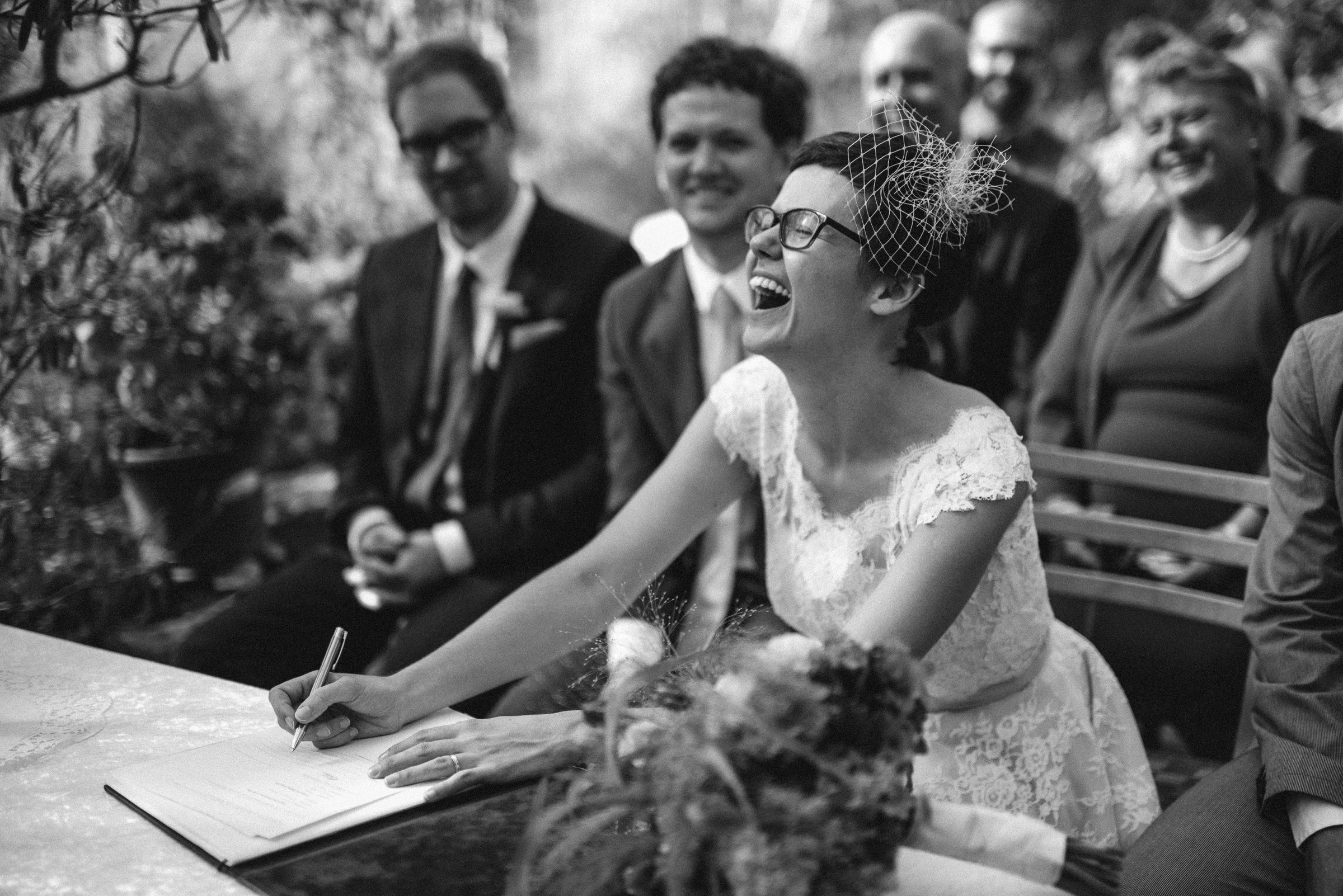 Hochzeit in Berlin: Braut unterschreibt die Heiratsurkunde