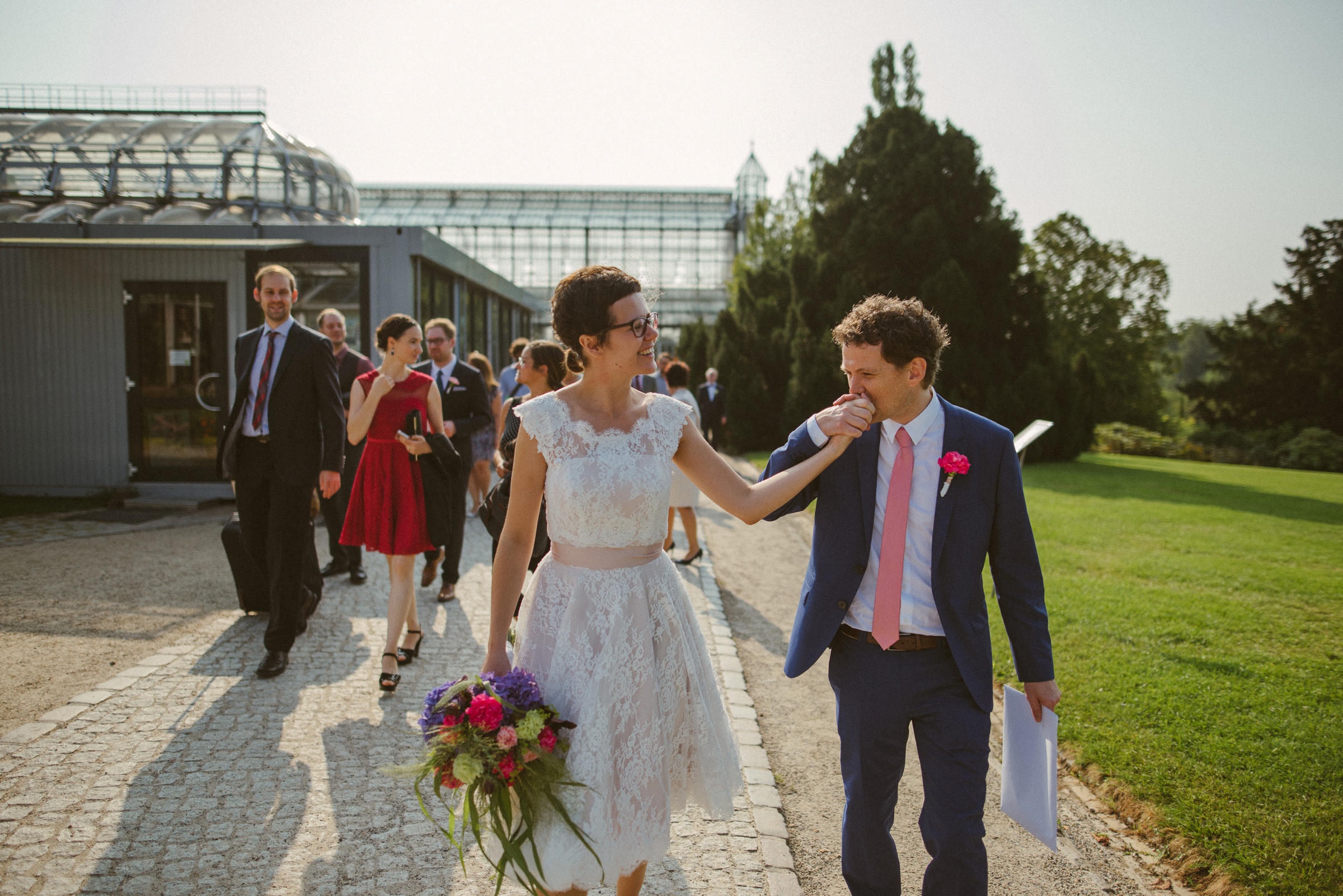 Hochzeit in Berlin: die Hochzeitsgesellschaft verlässt das Gewächshaus nach der Trauung