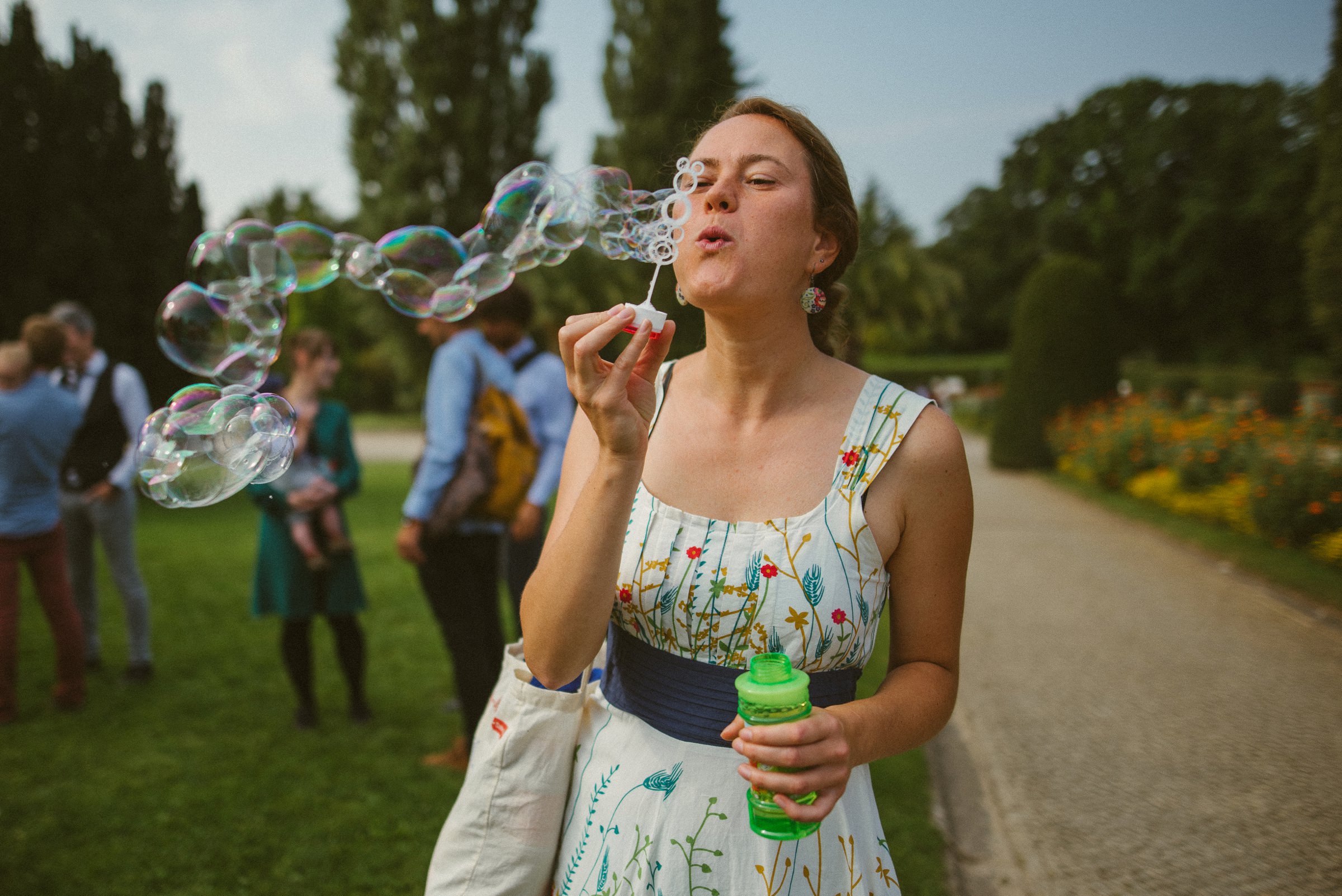 Hochzeit in Berlin: Hochzeitsgast bläst Seifenblasen