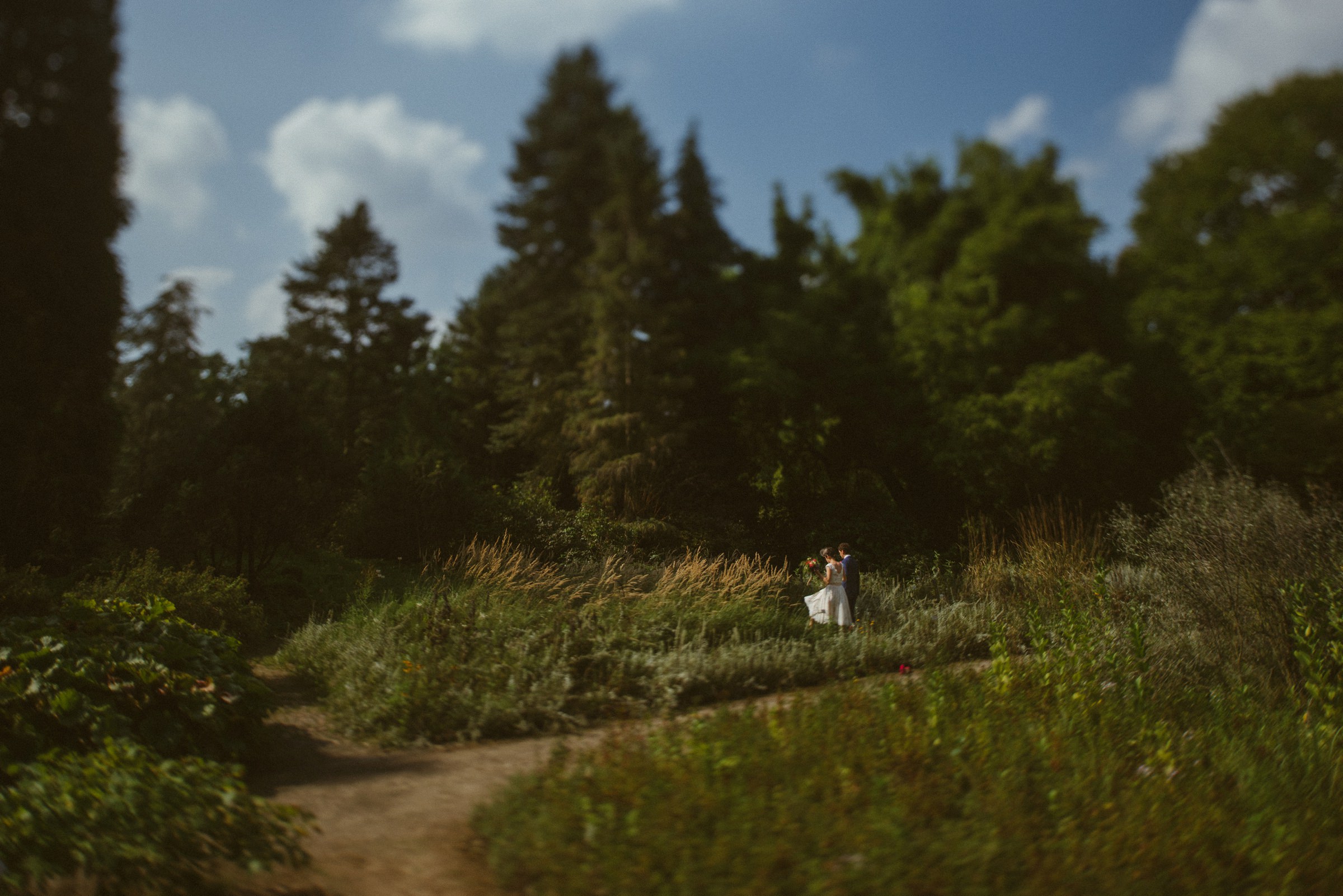 Hochzeit in Berlin: Brautpaar im Garten