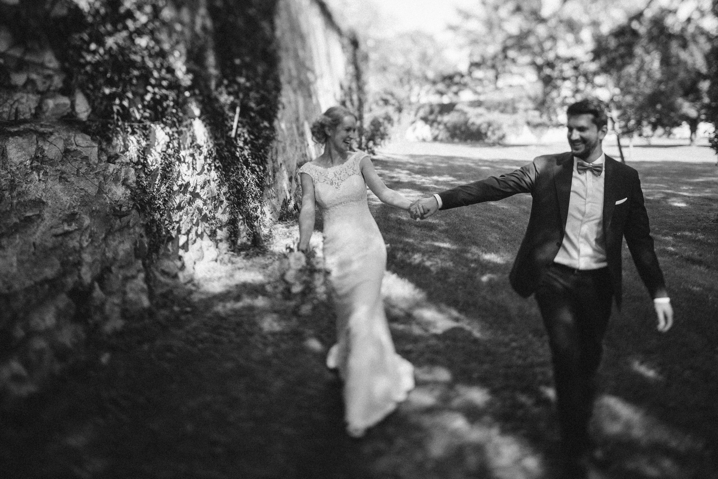 Hochzeit in der Schweiz: Brautpaar lachend Hand in Hand