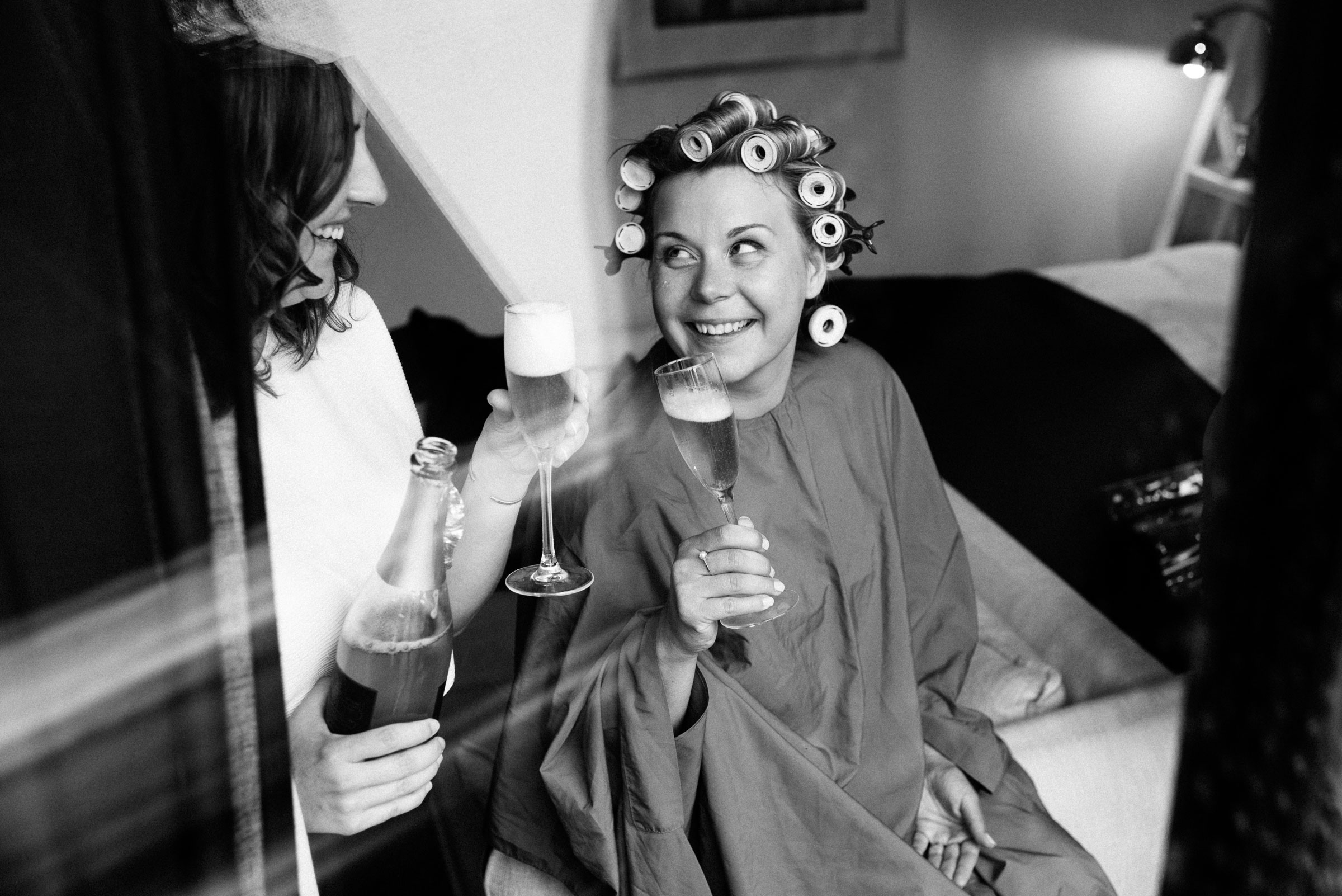 finnische Hochzeit: die Braut trinkt Sekt beim Getting Ready