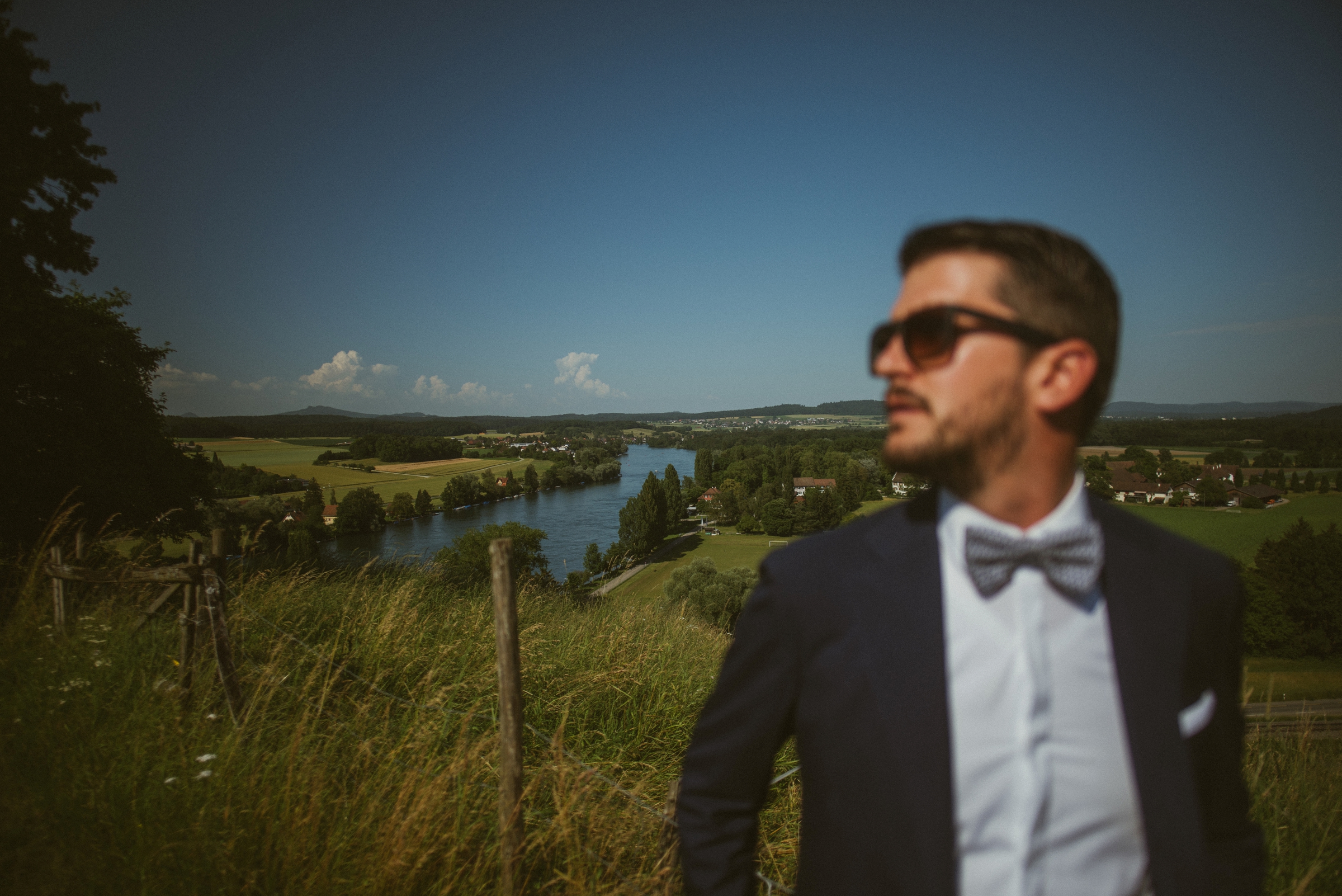 Hochzeit in der Schweiz: Bräutigam, im Hintergrund Schweizer Landschaft
