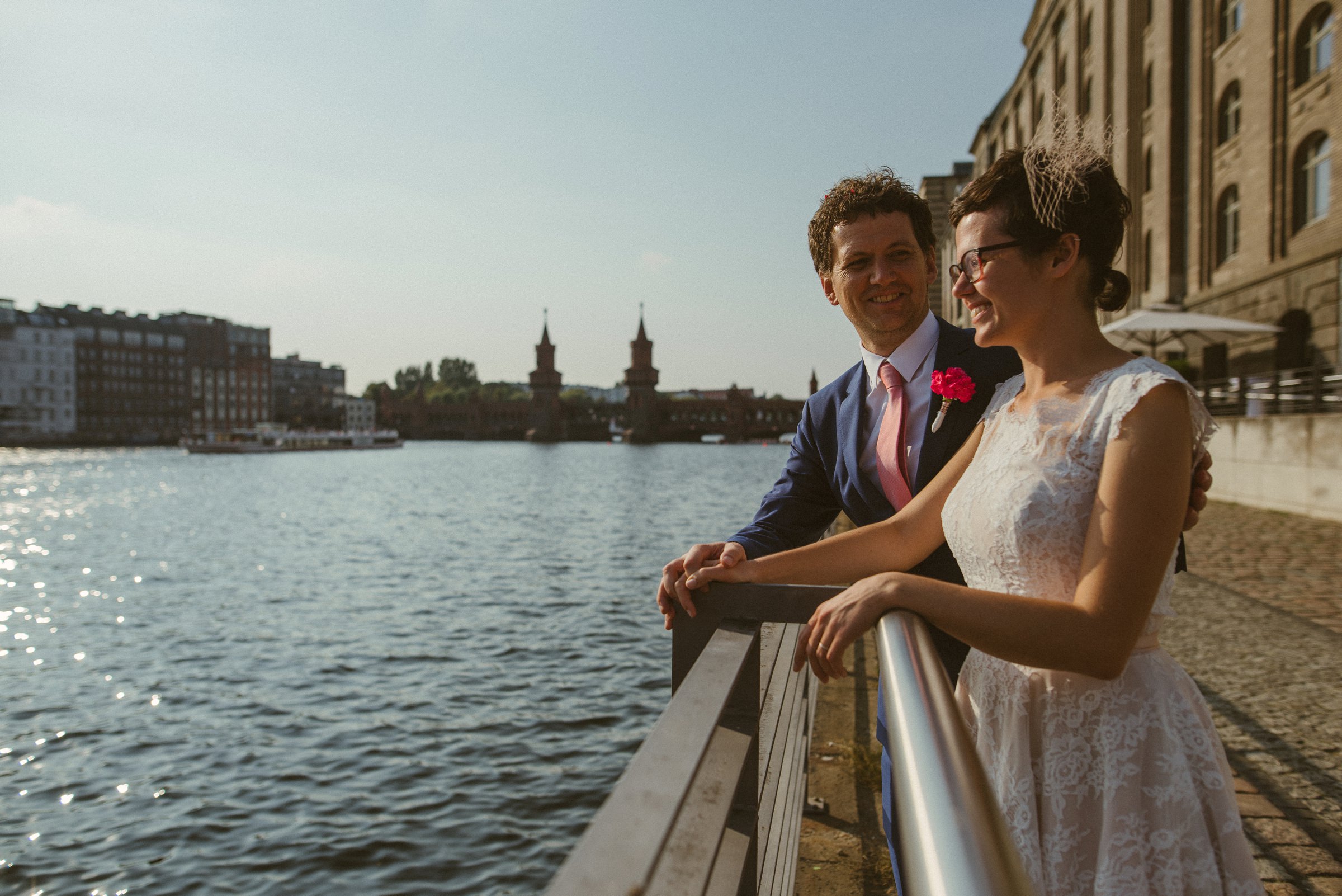 Hochzeit in Berlin: strahlendes Brautpaar am Spreeufer