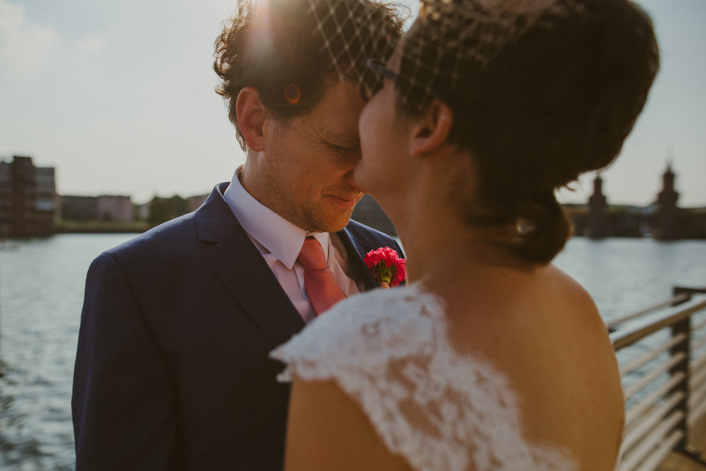 Hochzeit in Berlin: Braut küsst dem Bräutigam auf die Stirn