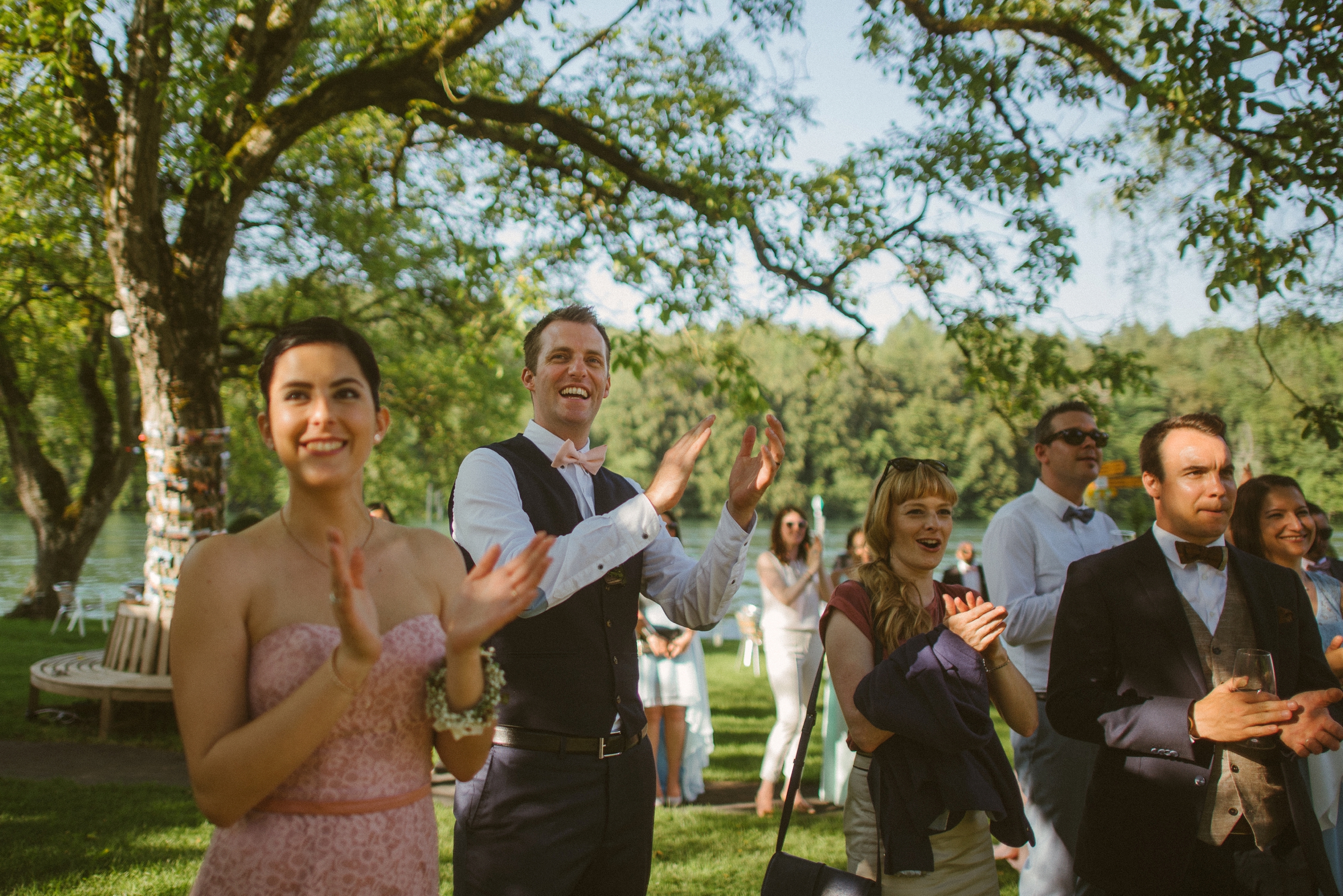 Hochzeit in der Schweiz: klatschende Hochzeitsgesellschaft