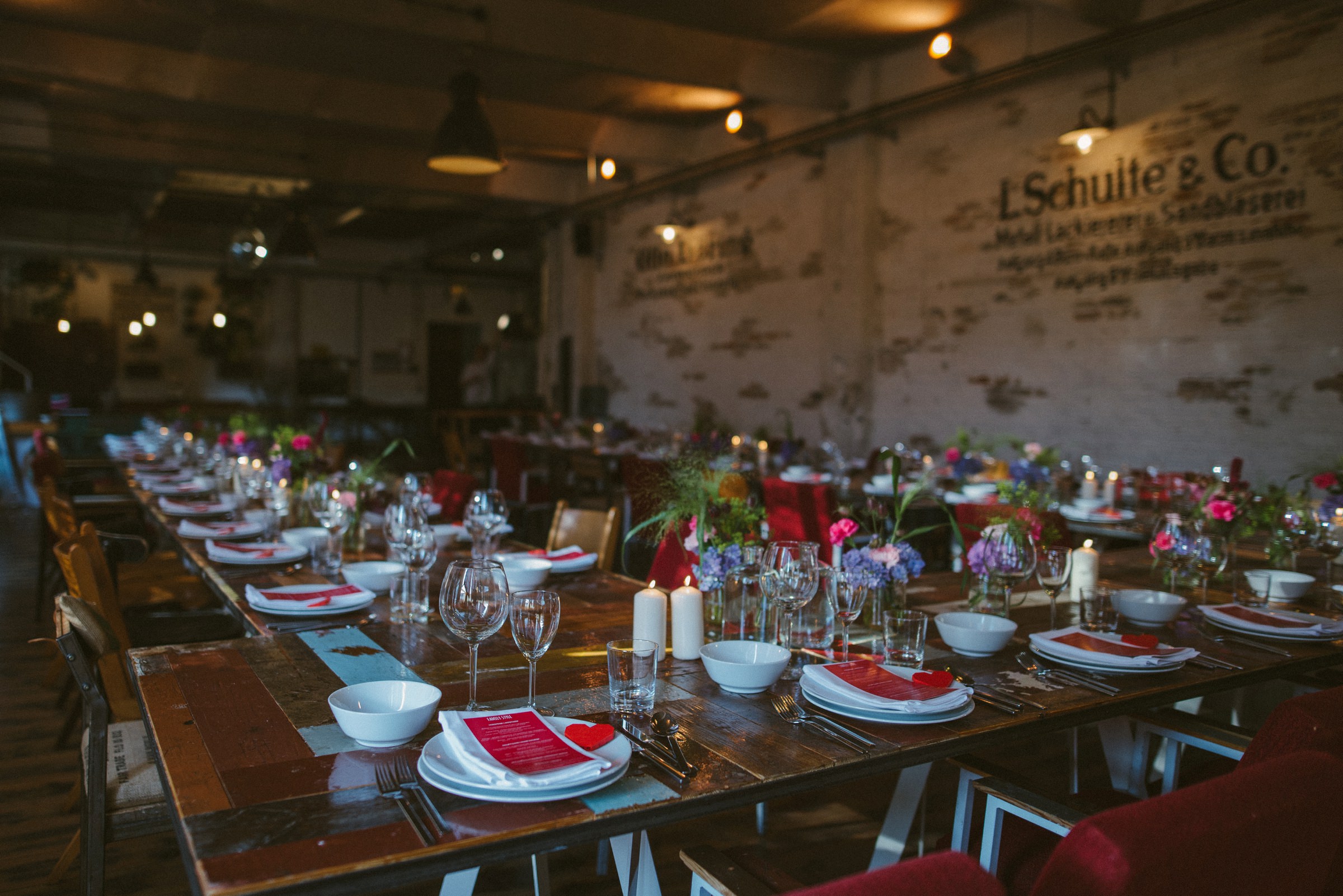 Hochzeit in Berlin: liebevoll gedeckte Tische in der Fabrik 23