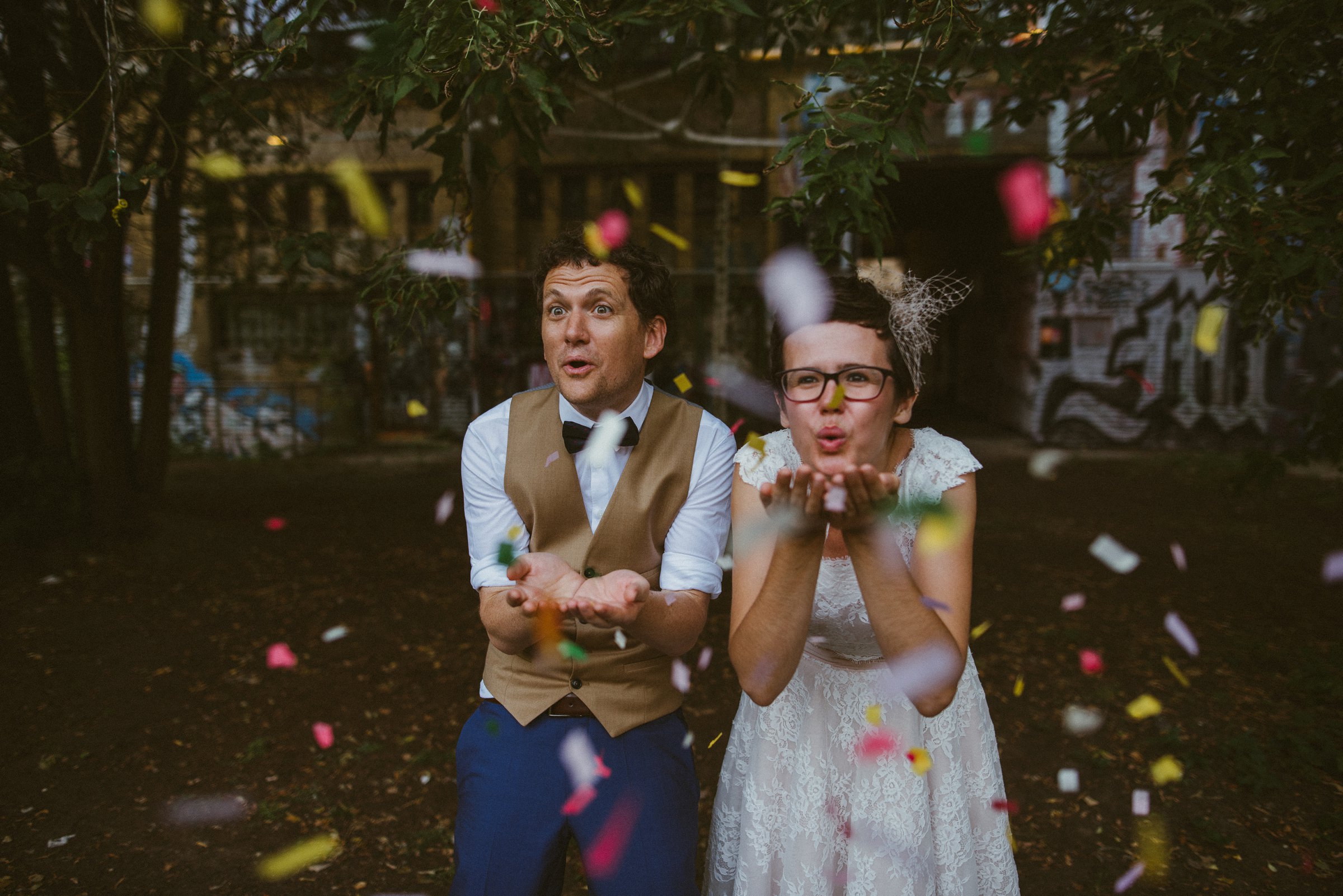 Hochzeit in Berlin: Brautpaar wirft Konfetti