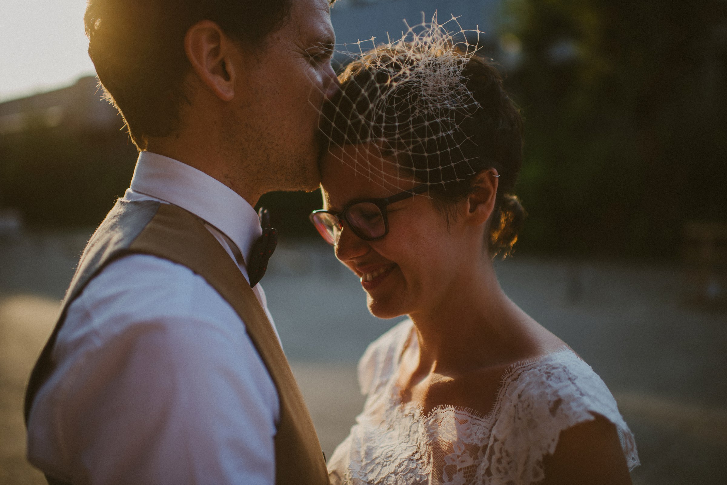 Hochzeit in Berlin: Bräutigam küsst die Stirn der Braut