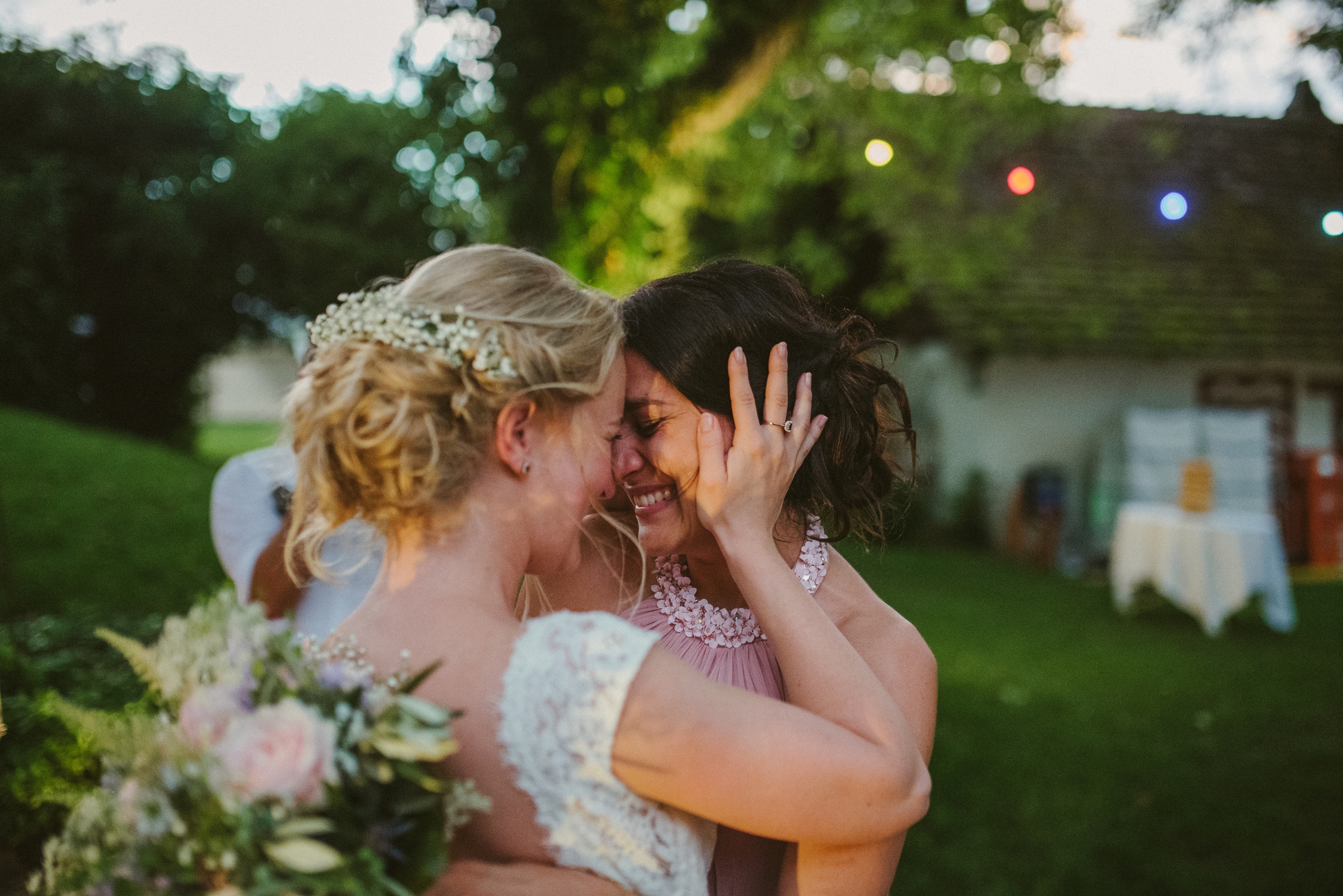 Hochzeit in der Schweiz: Braut wird von einem Hochzeitsgast umarmt