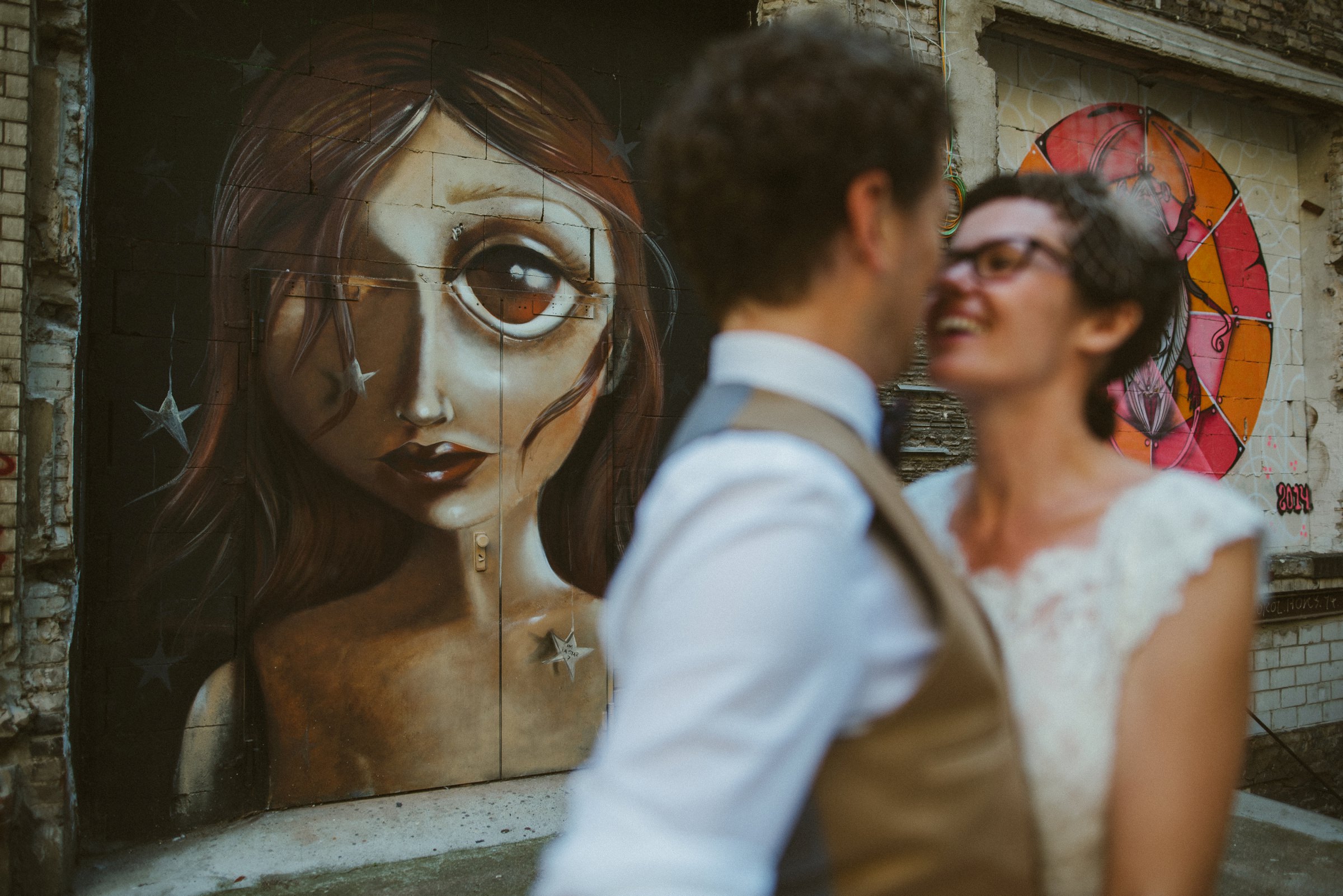Hochzeit in Berlin: Brautpaar vor Graffiti von Caro Pepe