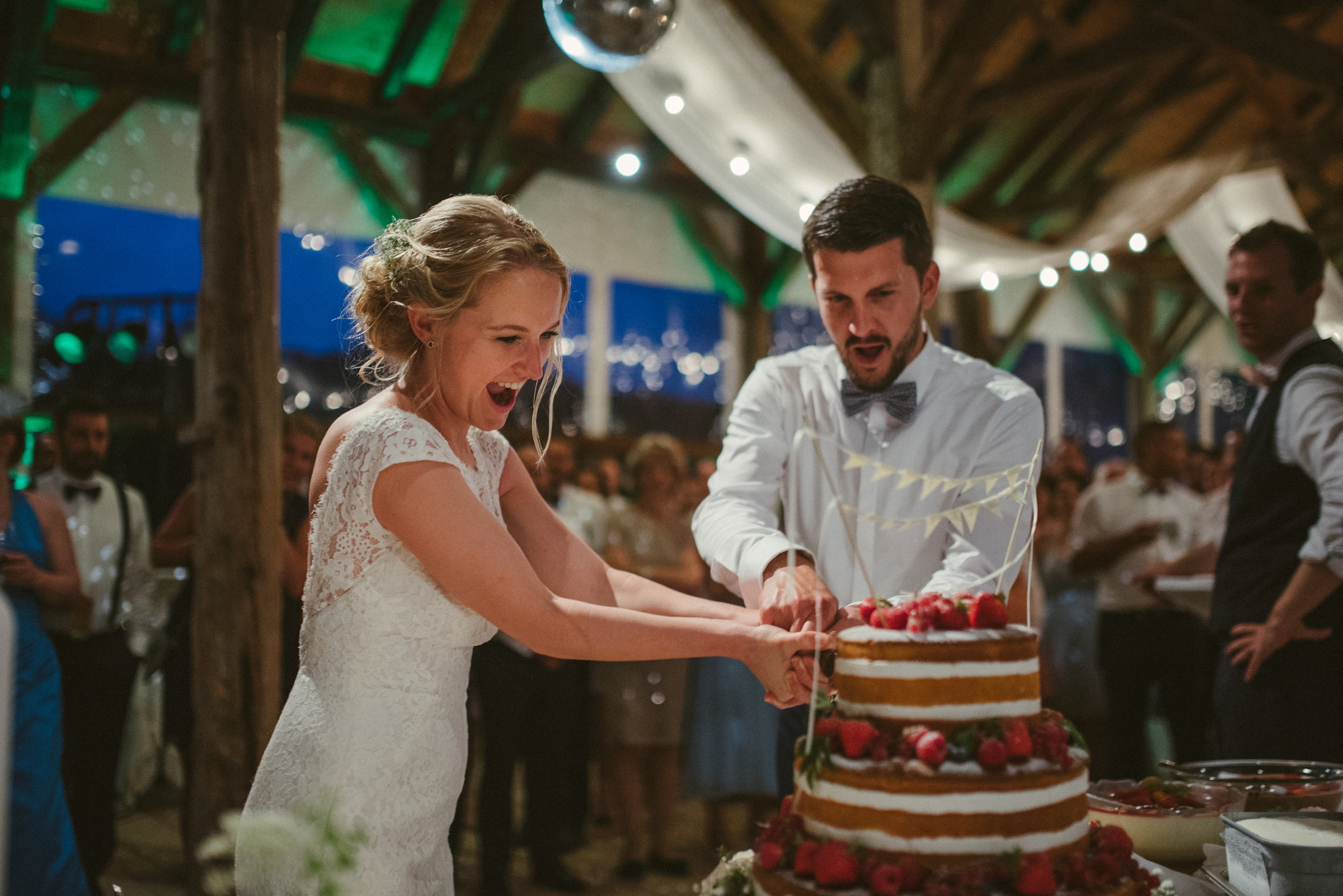 Hochzeit in der Schweiz: Brautpaar schneidet die Hochzeitstorte an