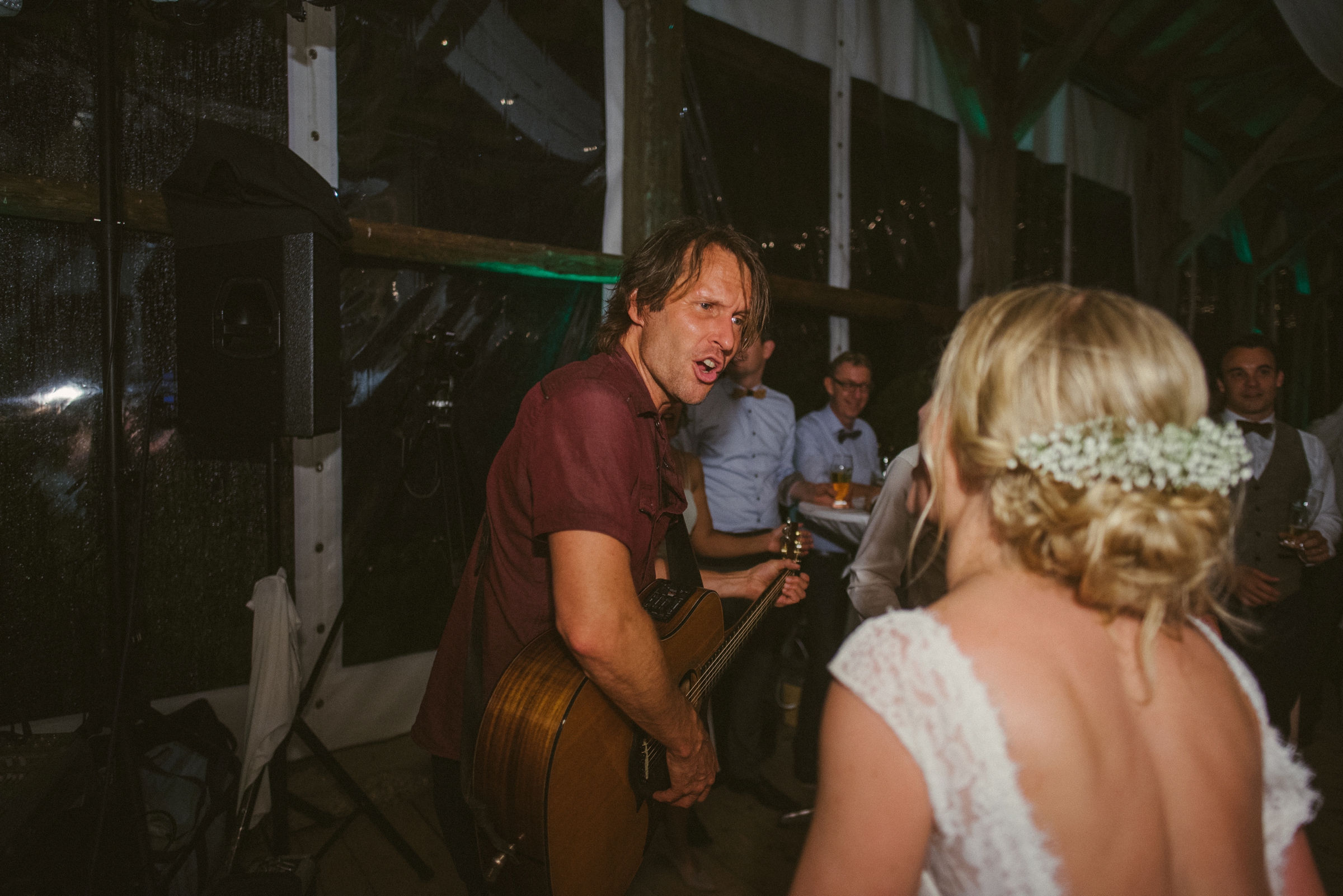 Hochzeit in der Schweiz: singender Musiker mit Gitarre