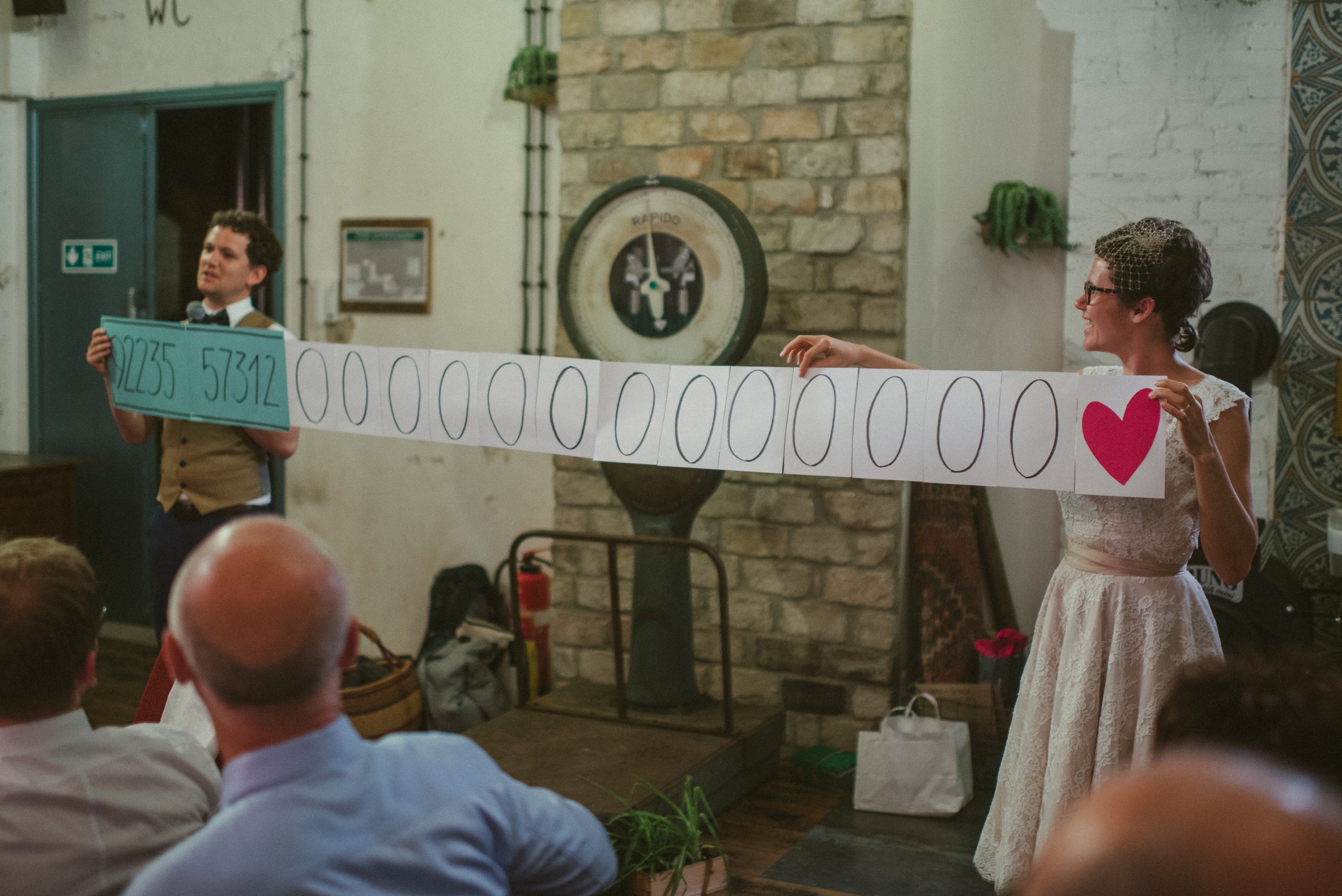 Hochzeit in Berlin: Brautpaar hält eine Zahlengirlande hoch