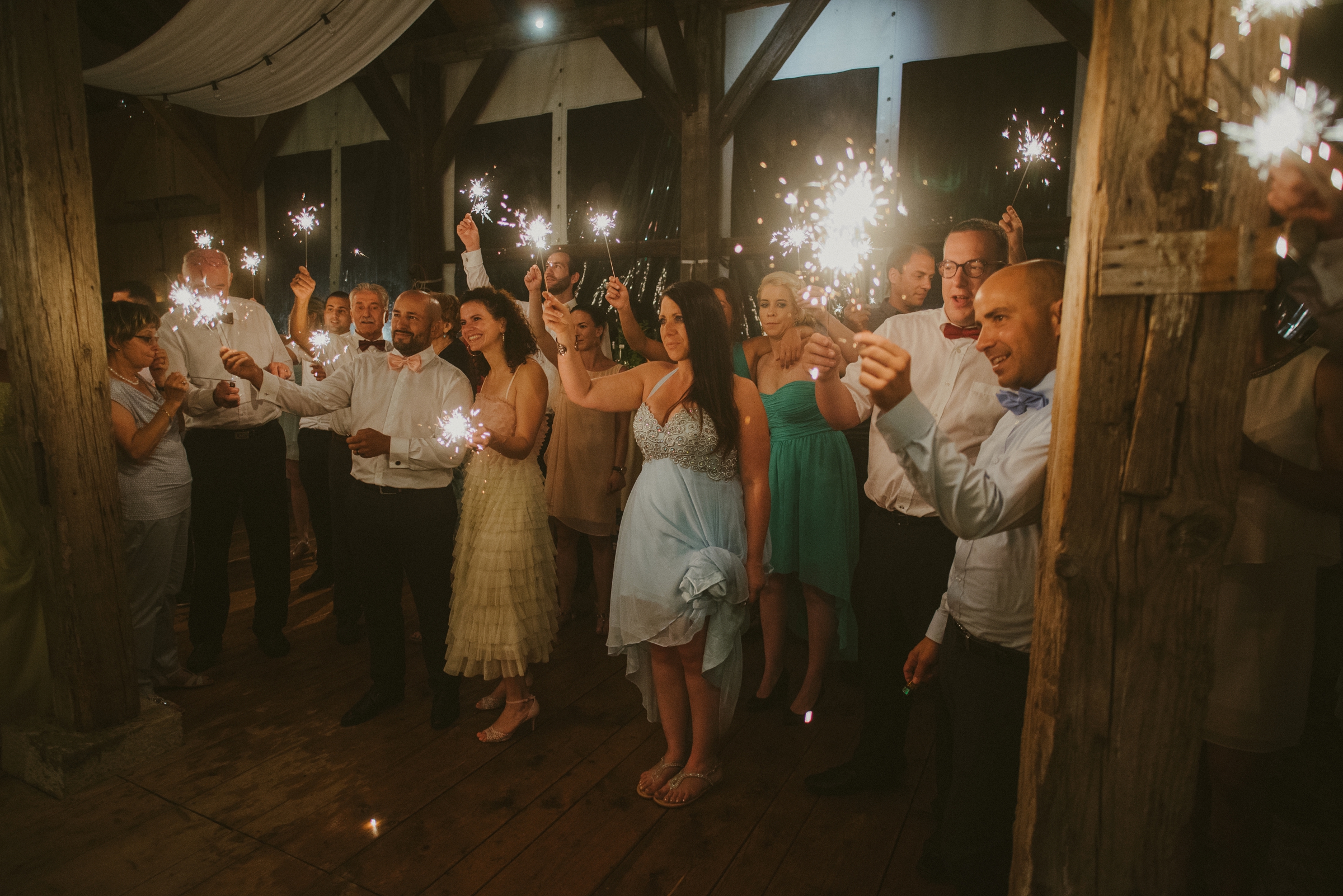 Hochzeit in der Schweiz: die Gäste schwenken Wunderkerzen