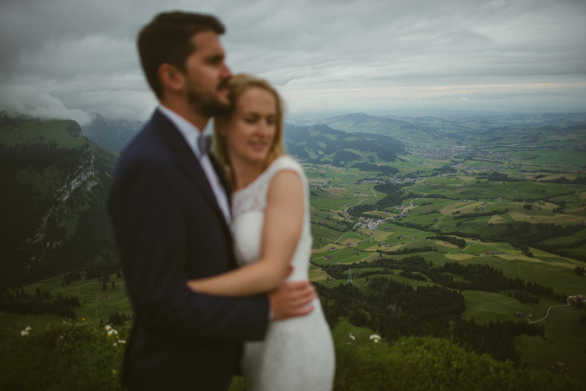 Hochzeit in der Schweiz: After Wedding Portrait des Brautpaars, im Hintergrund Schweizer Berglandschaft
