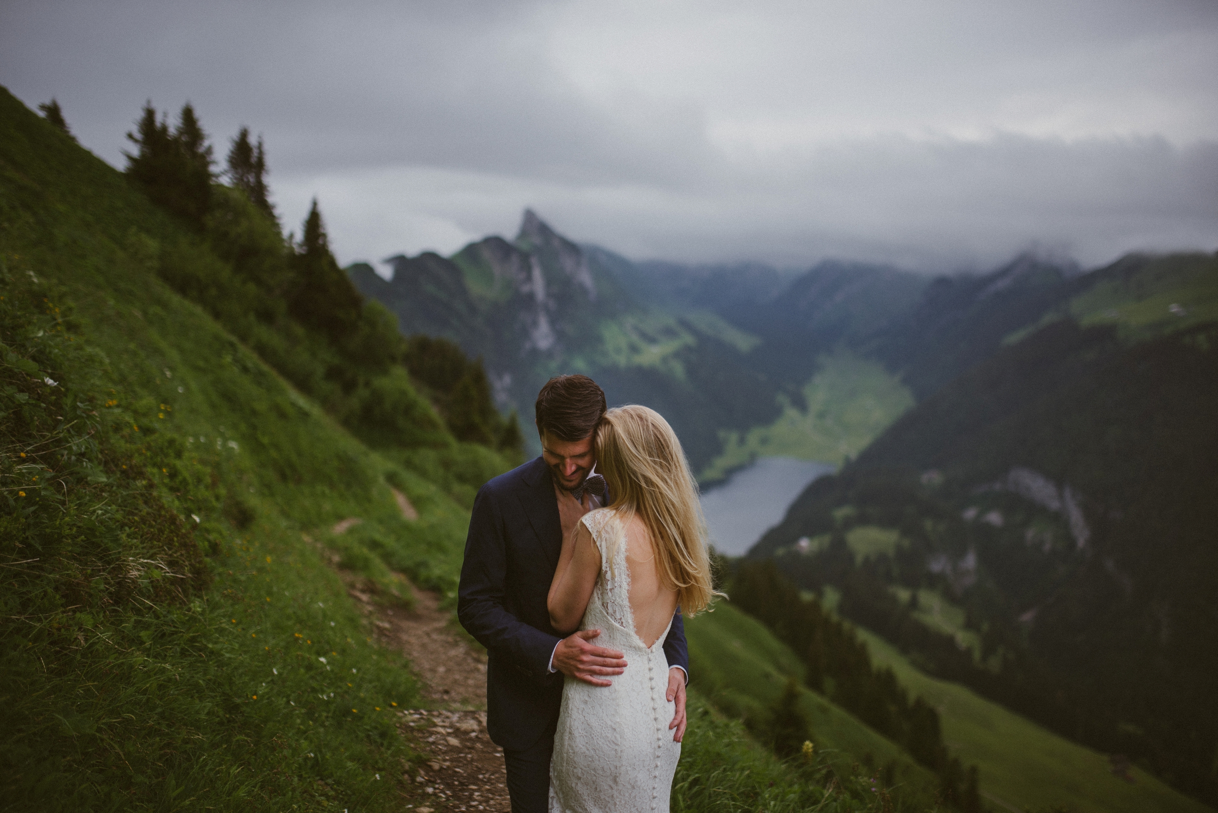Hochzeit in der Schweiz: After-Wedding Shot, Brautpaar umarmt sich