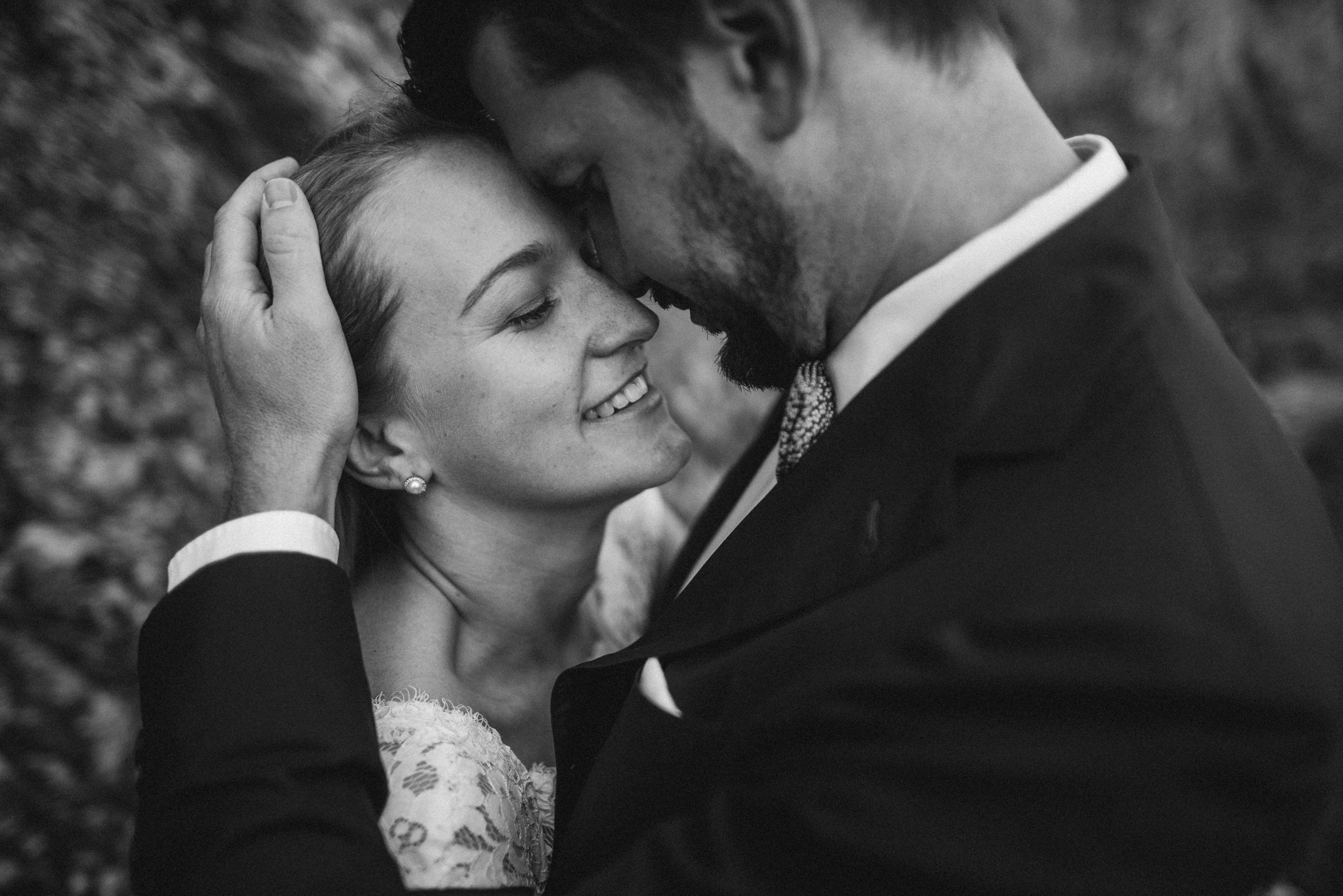 Hochzeit in der Schweiz: Brautpaar in inniger Umarmung