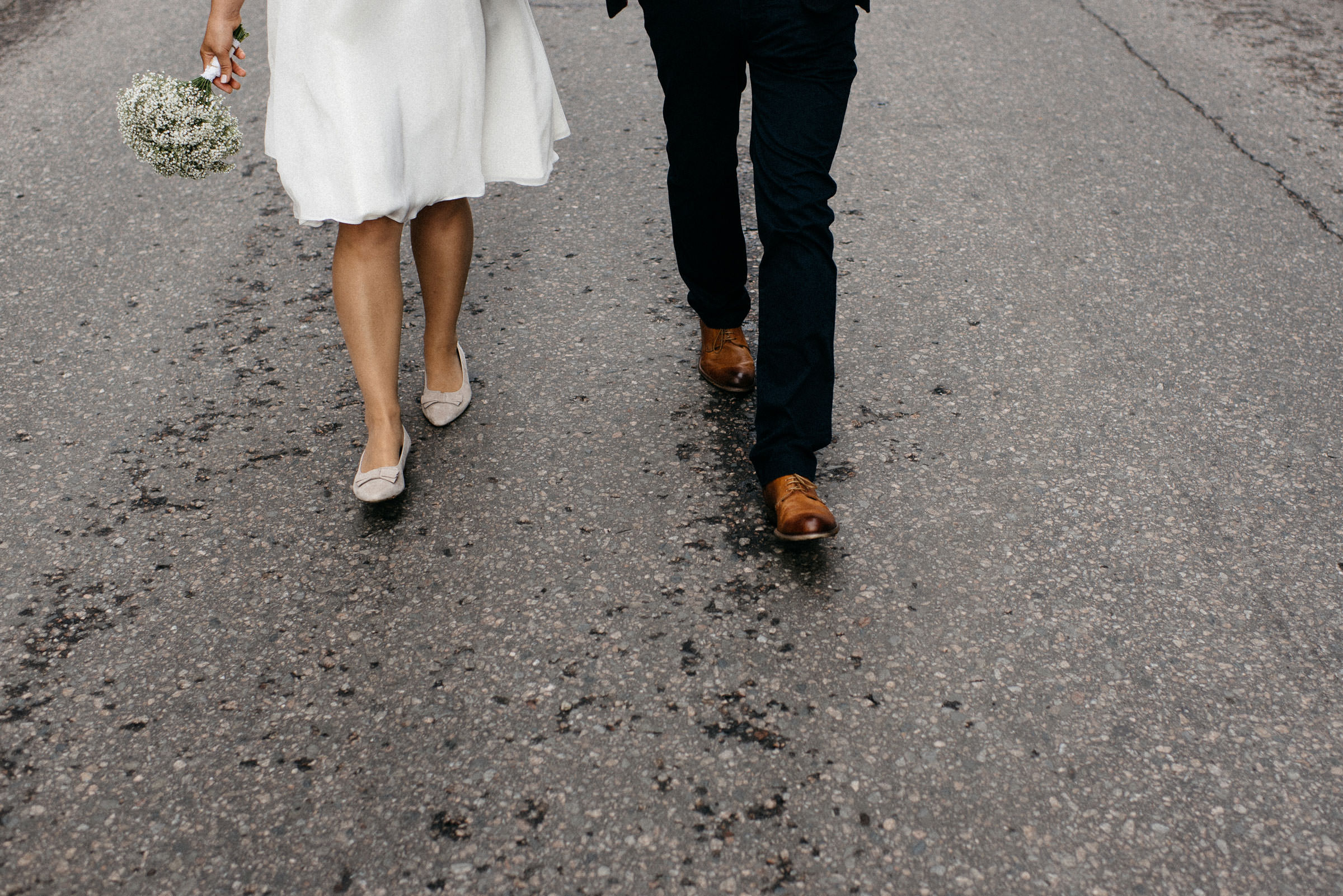 finnische Hochzeit: Aufnahme der Beine des Hochzeitspaars