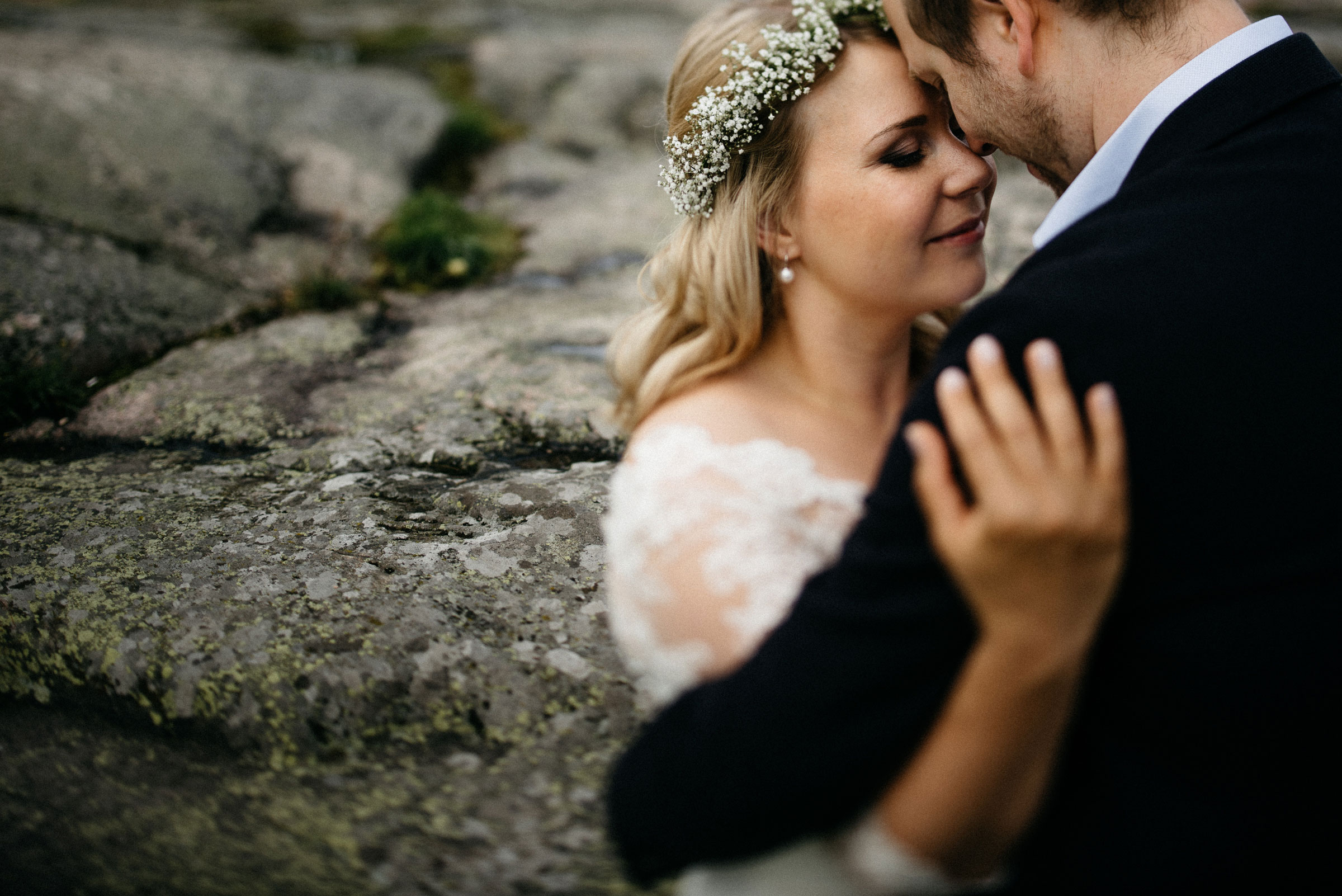 finnische Hochzeit: das Hochzeitspaar umarmt sich innig