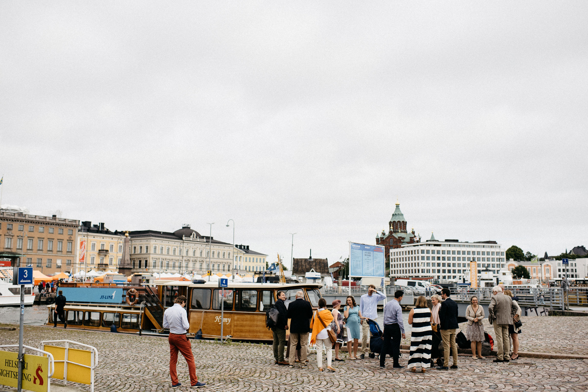 finnische Hochzeit: die Hochzeitsgesellschaft am Hafen