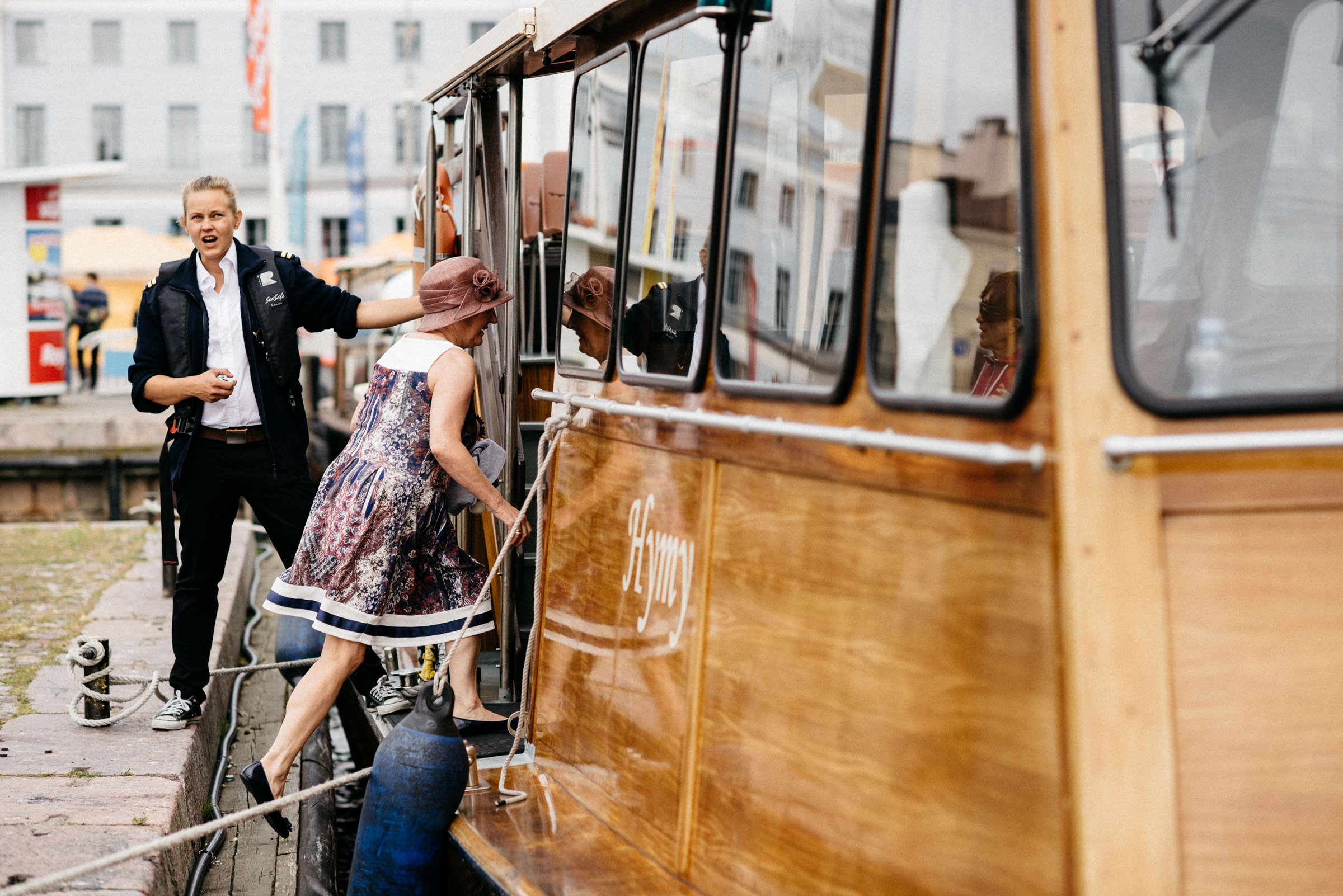 finnische Hochzeit: die Gäste steigen in ein Boot