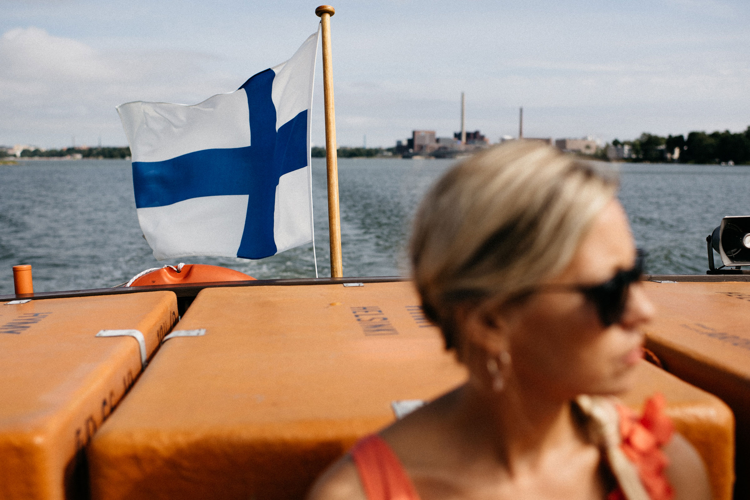 finnische Hochzeit: die finnische Flagge weht am Bug des Bootes