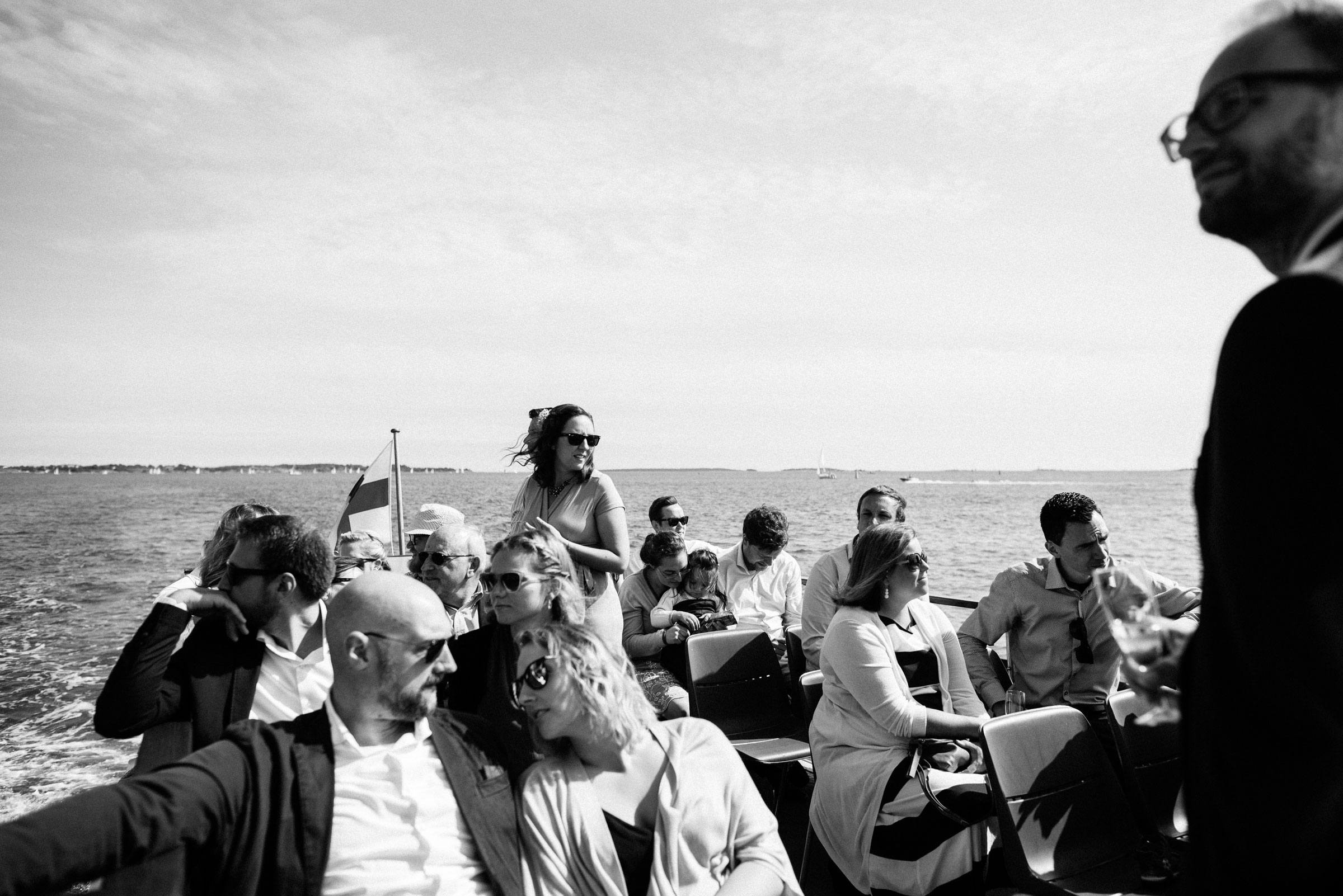 finnische Hochzeit: die Gäste fahren mit dem Boot zur Hochzeitslocation