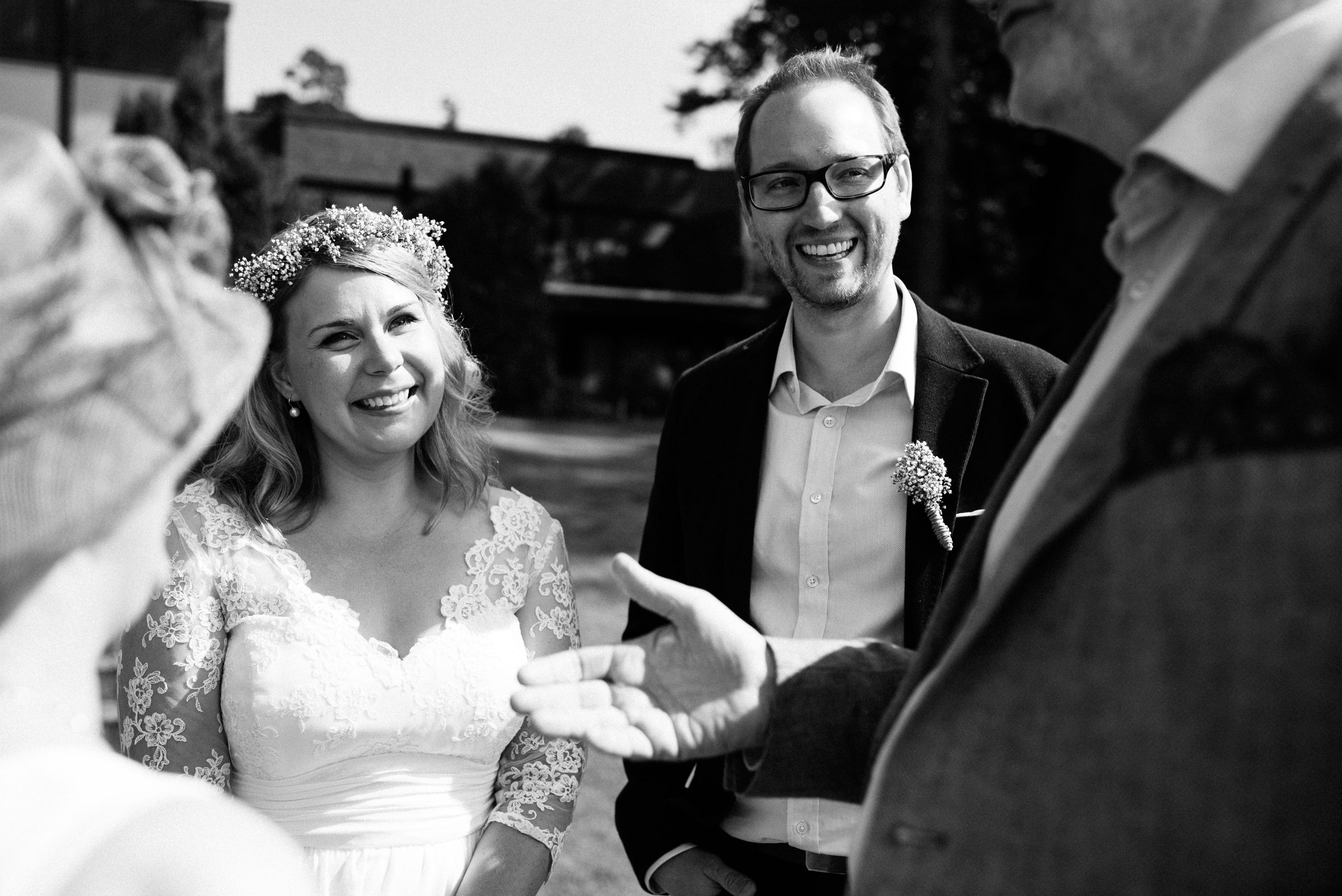 finnische Hochzeit: das strahlende Brautpaar empfängt die Gäste