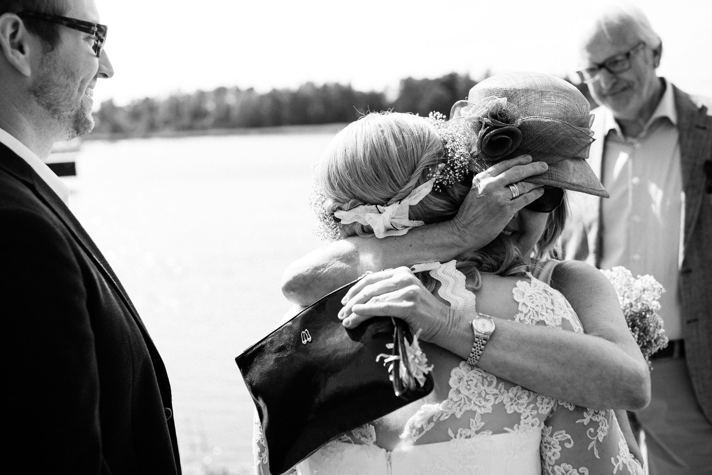 finnische Hochzeit: die Braut wird von einer Gratulantin umarmt