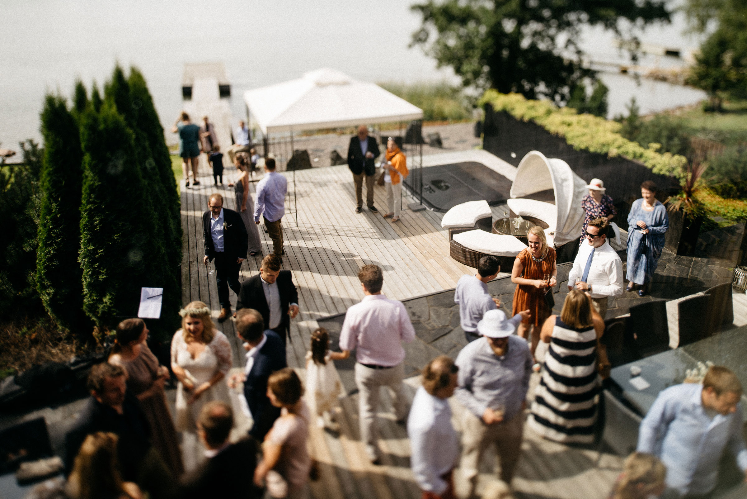 finnische Hochzeit: die Gäste tummeln sich im Garten der Hochzeitslocation