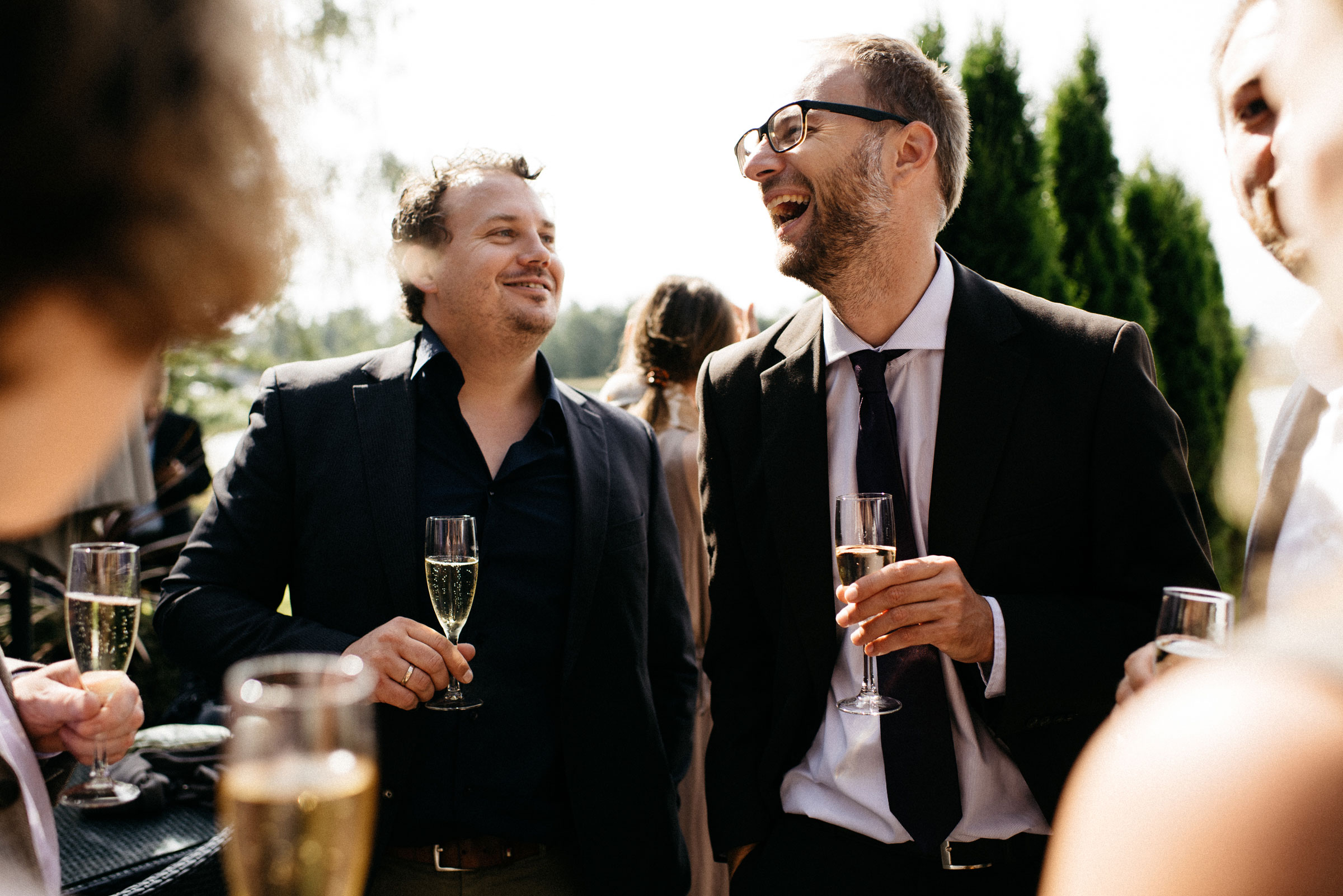 finnische Hochzeit: lachender Bräutigam