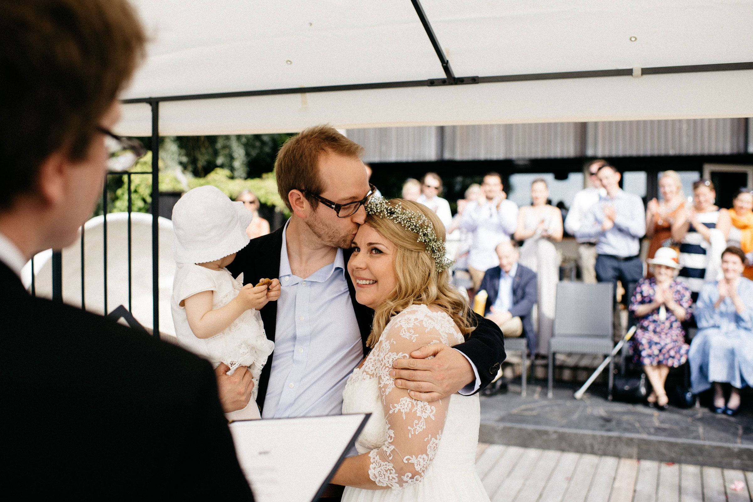 finnische Hochzeit: das Brautpaar vor dem Altar