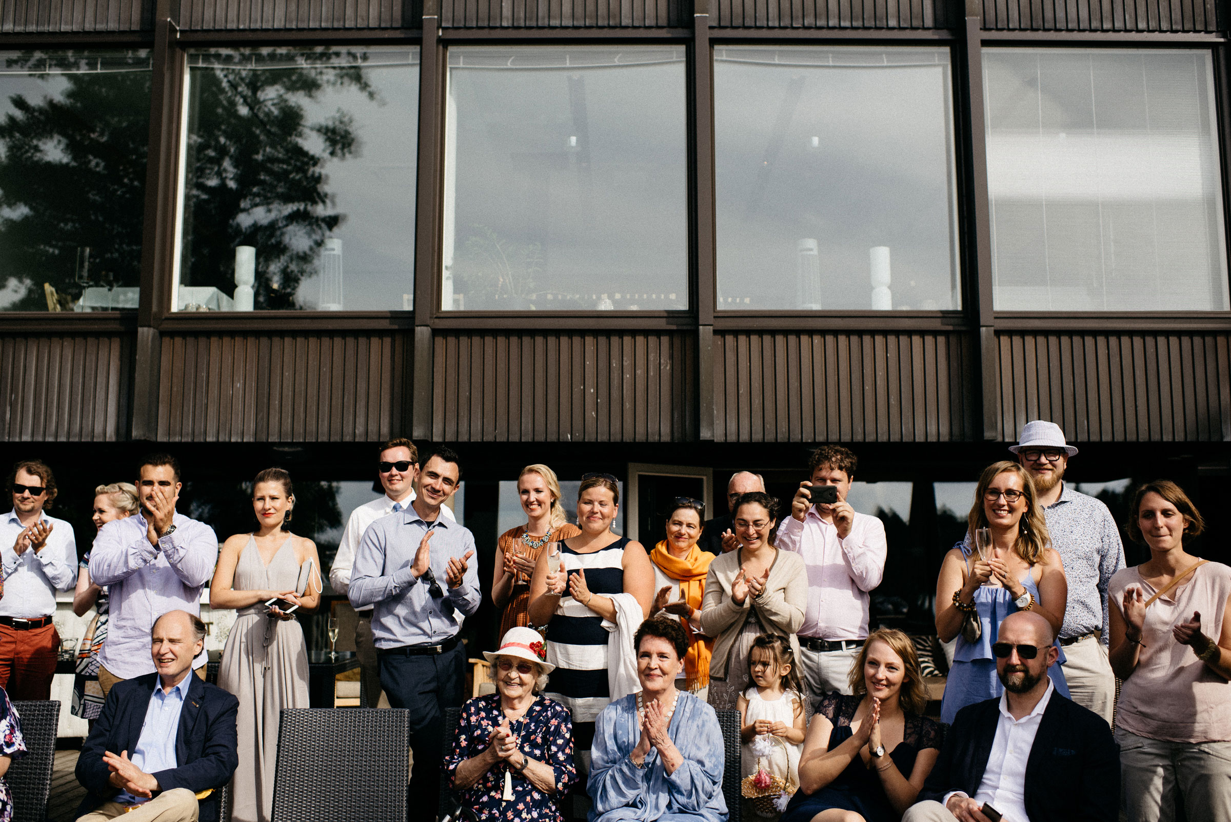 finnische Hochzeit: die Gäste fotografieren während der Trauung