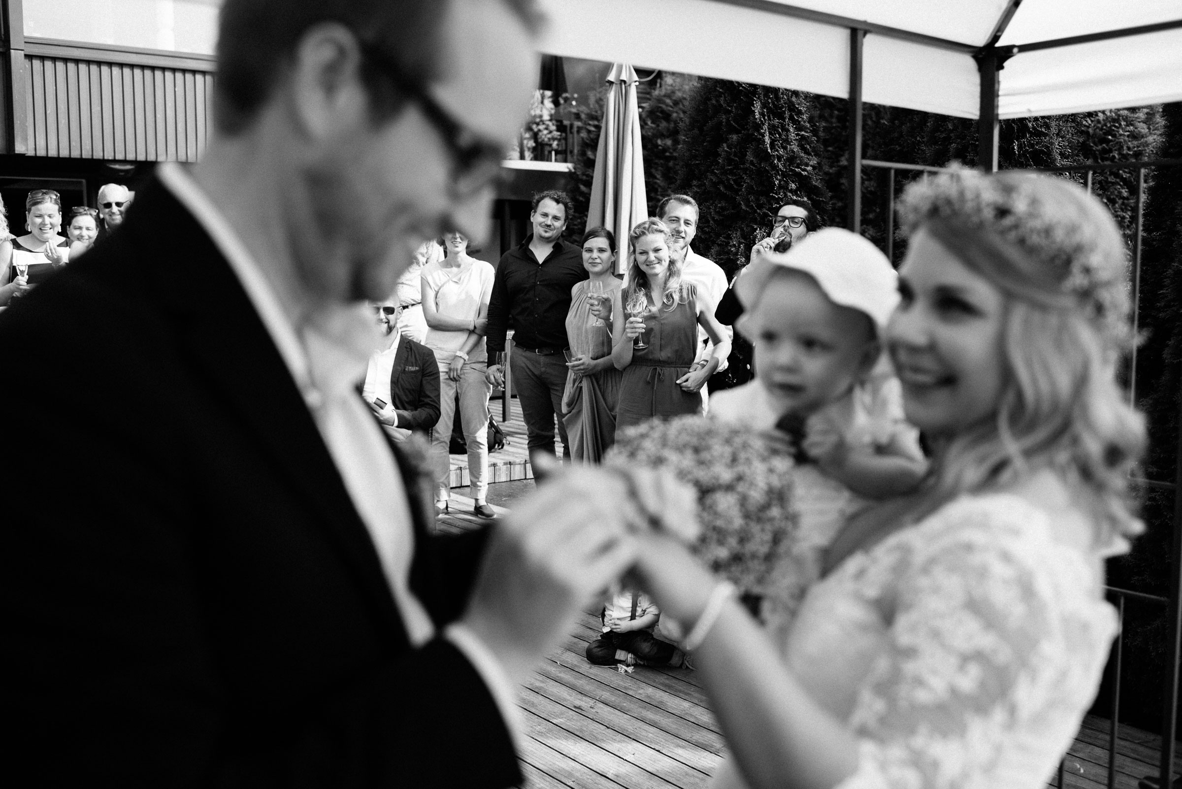finnische Hochzeit: der Bräutigam steckt der Braut den Ring an