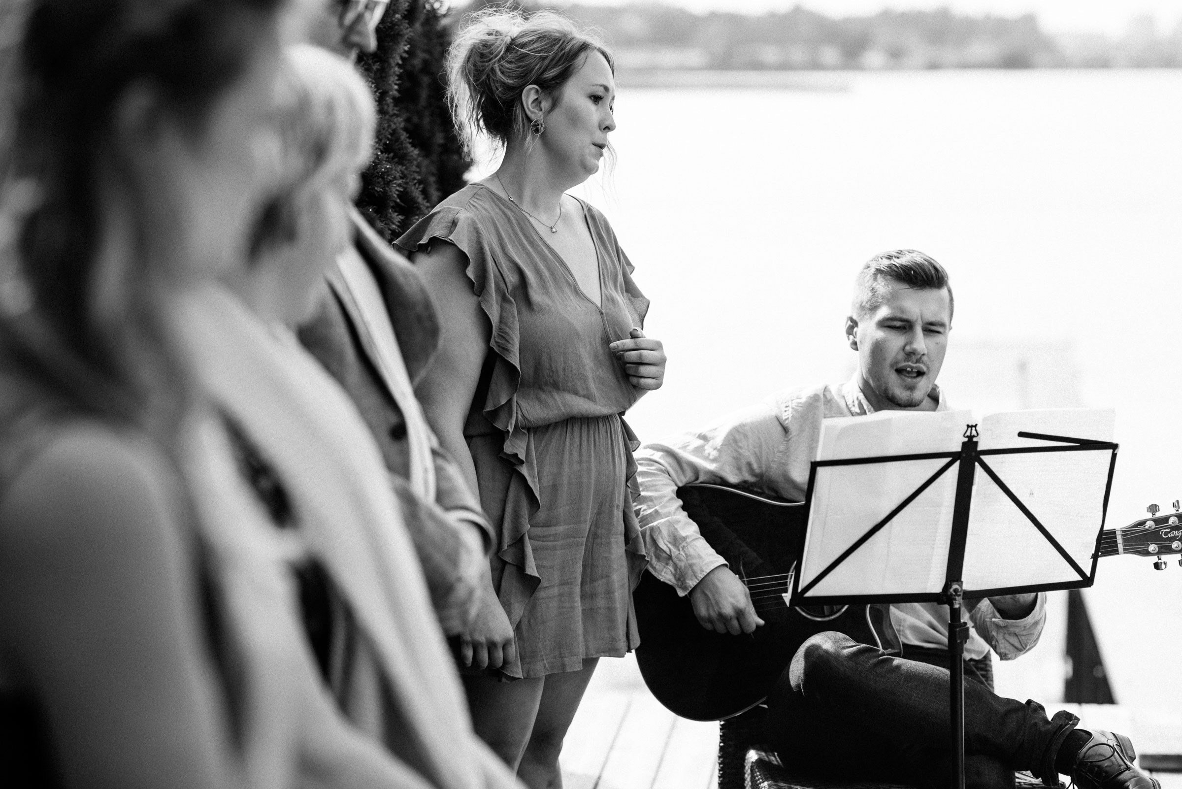 finnische Hochzeit: eine Gesangseinlage während der Trauung