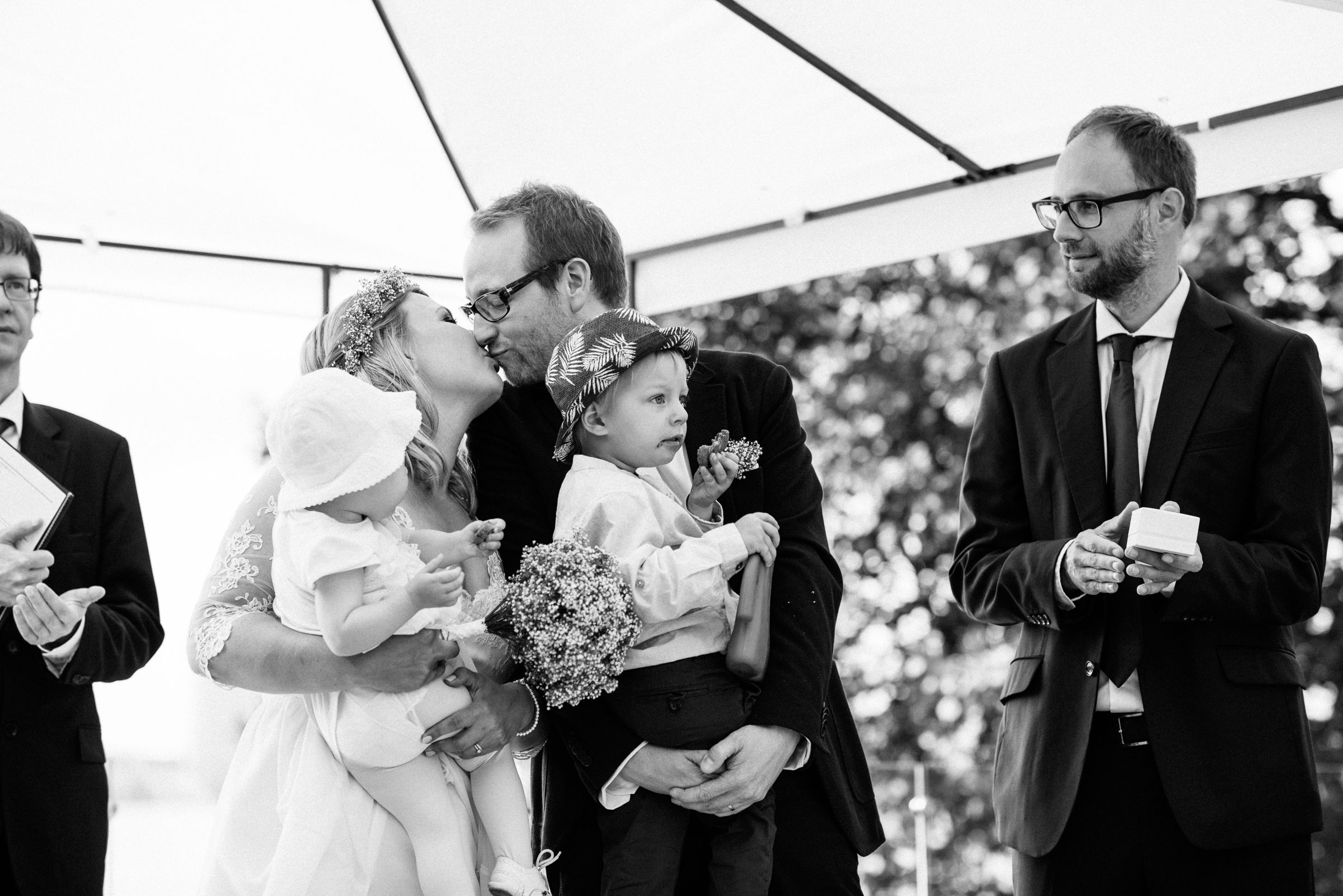 finnische Hochzeit: das Brautpaar küsst sich am Altar