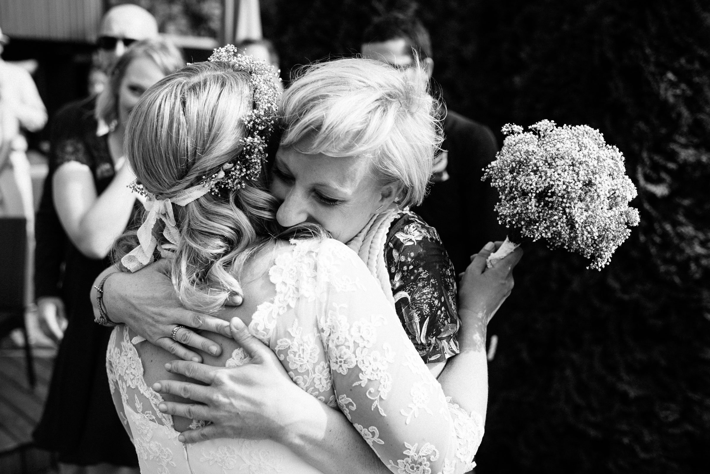 finnische Hochzeit: die Braut wird von einer Gratulantin herzlich umarmt