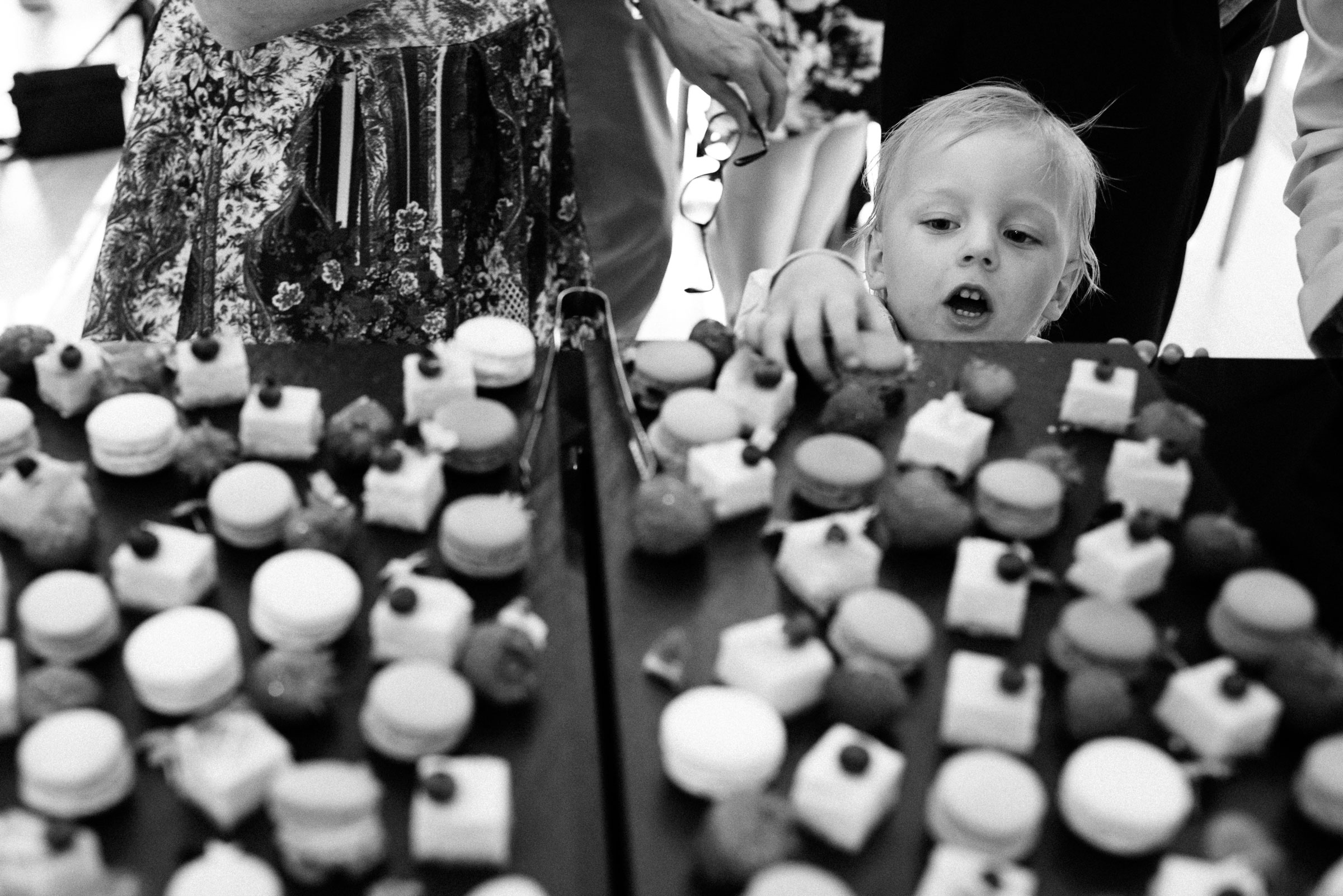 finnische Hochzeit: ein Kind greift nach einem Macaron