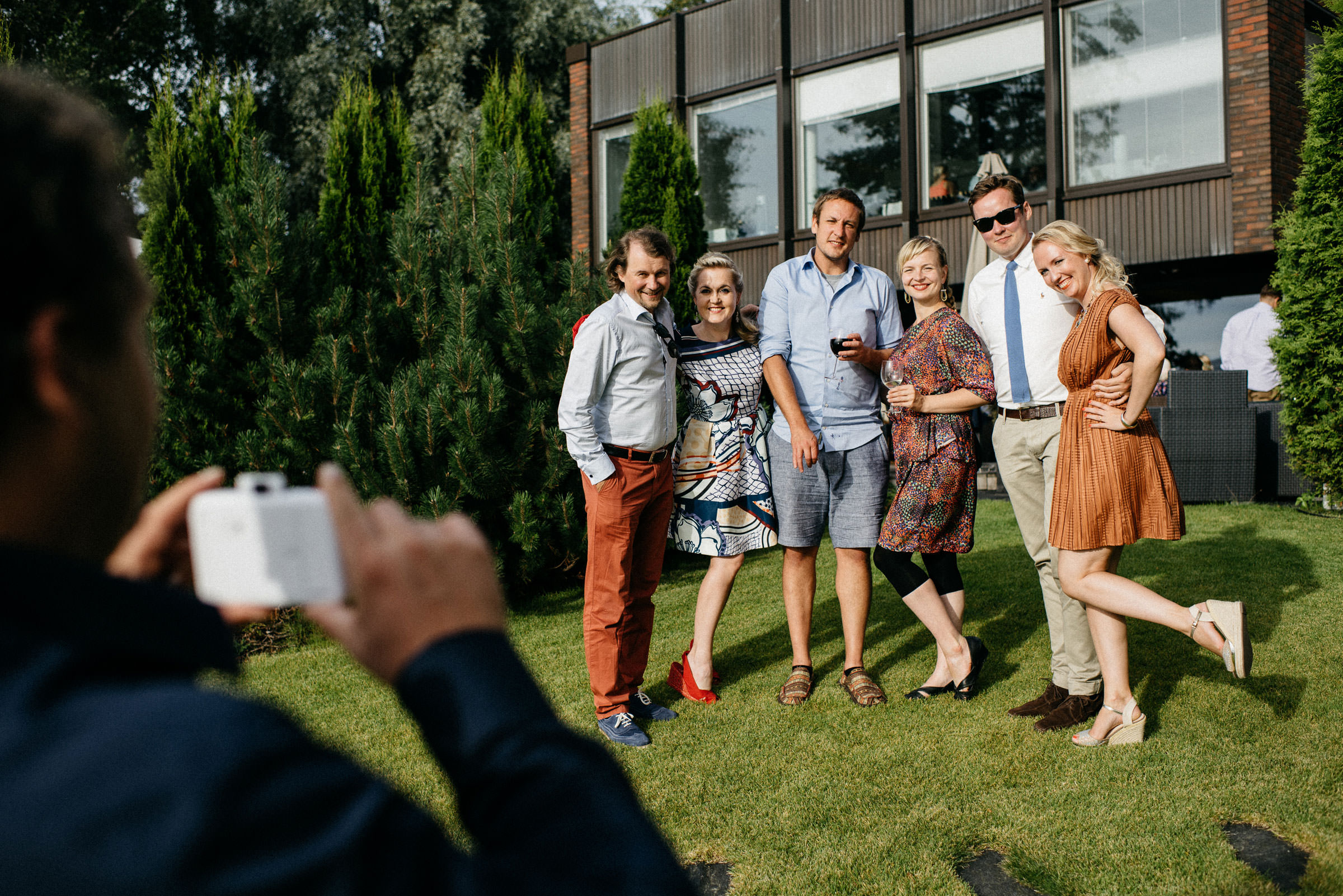 finnische Hochzeit: die Gäste posieren für ein Portait