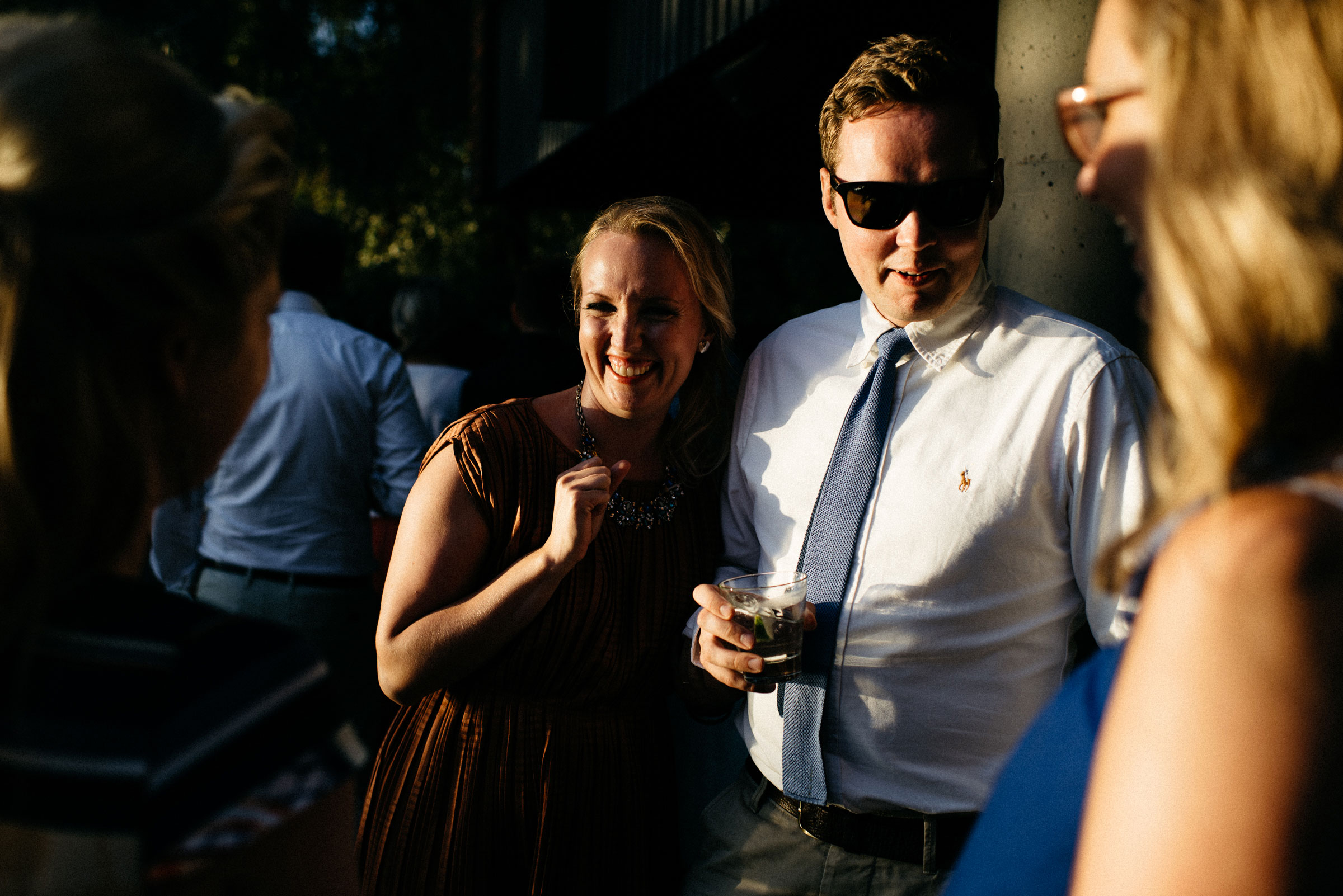 finnische Hochzeit: lachende Hochzeitsgäste im Abendlicht