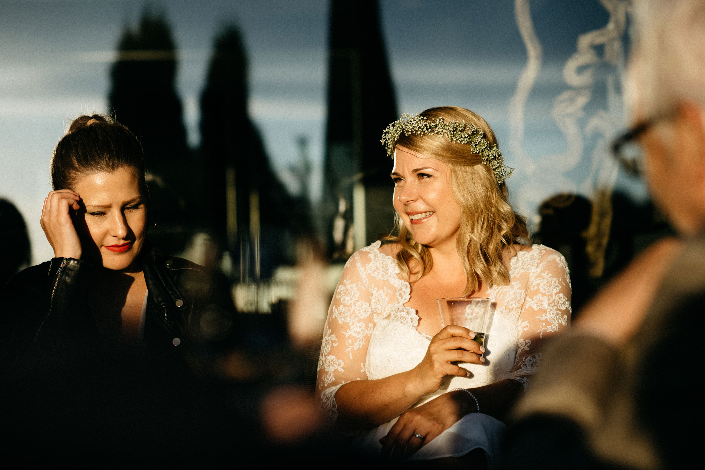finnische Hochzeit: die lachende Braut im sommerlichen Abendlicht