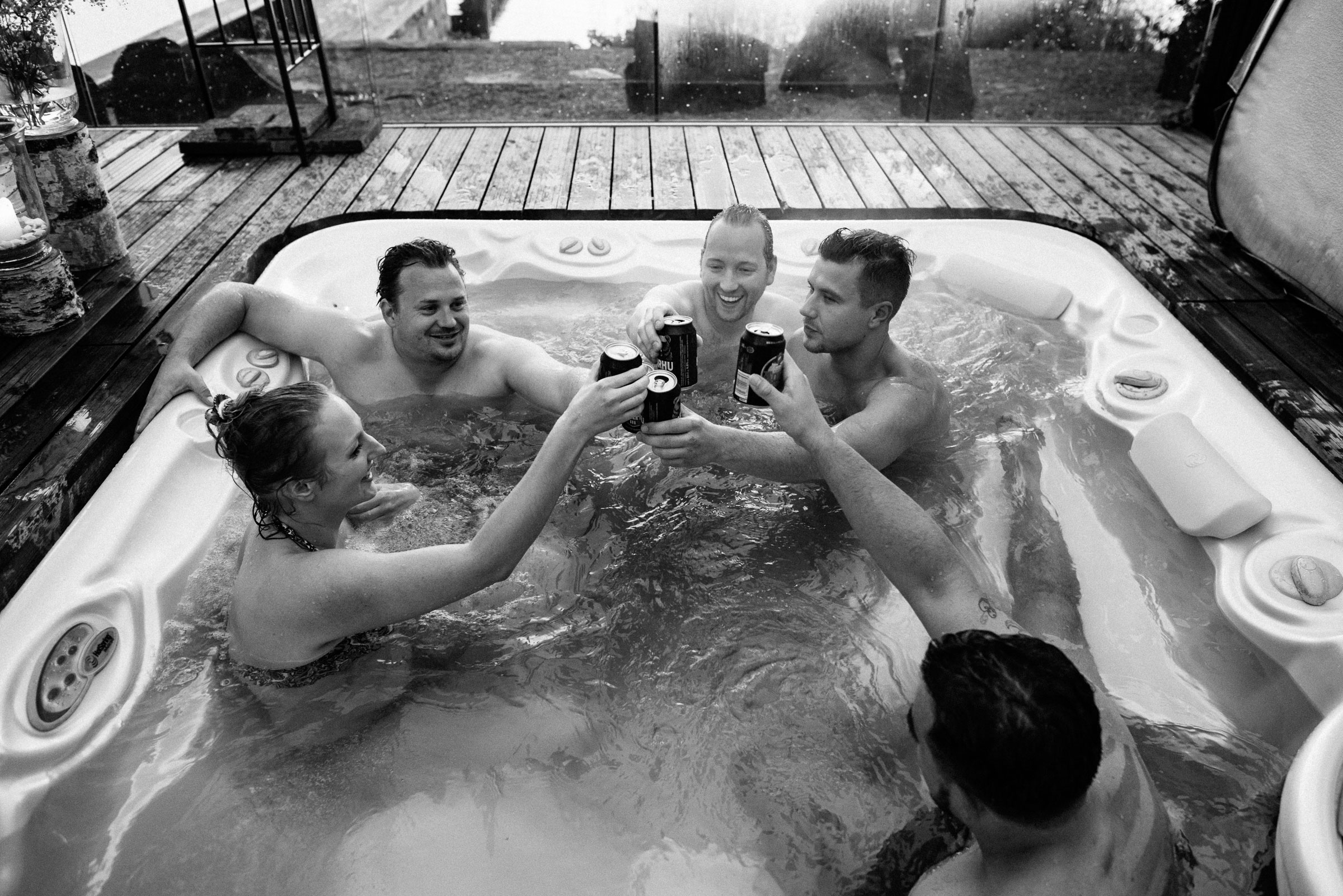 finnische Hochzeit: Hochzeitsgäste im Whirlpool