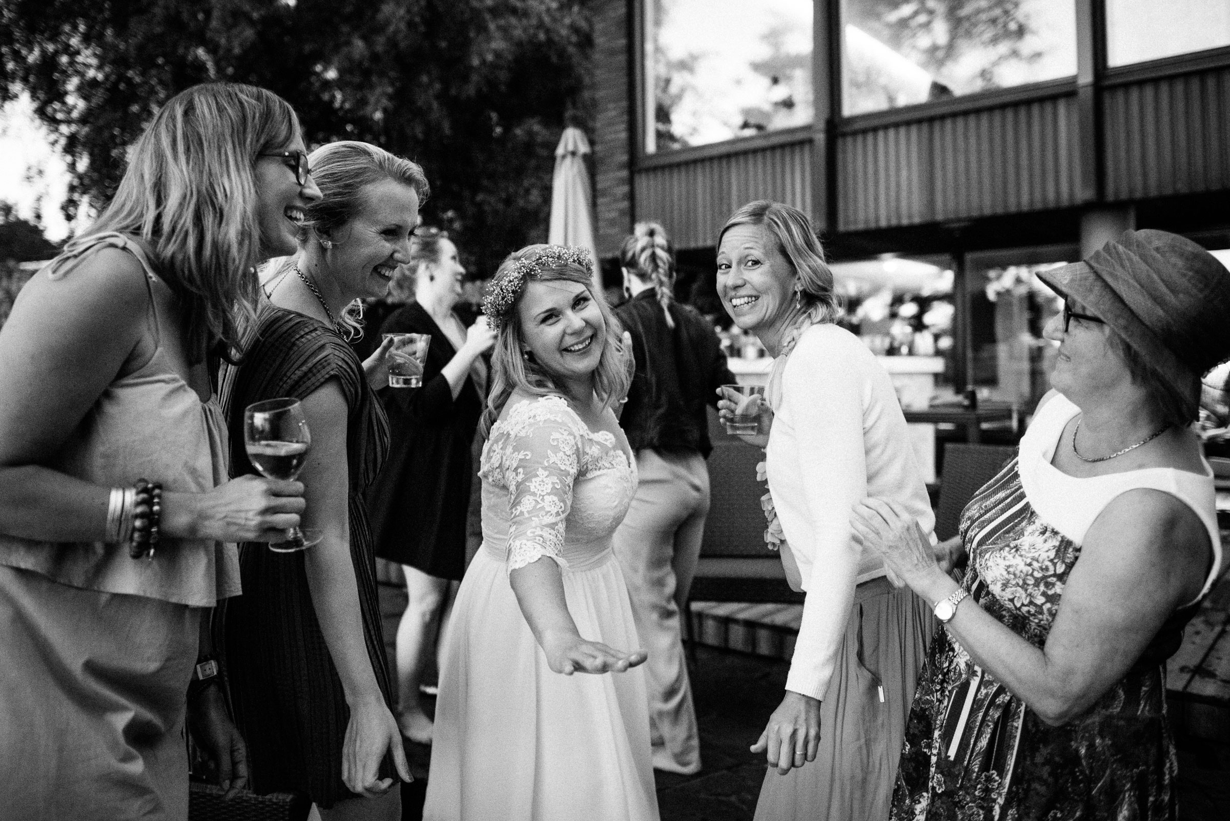 finnische Hochzeit: die Braut tanzt mit Freundinnen