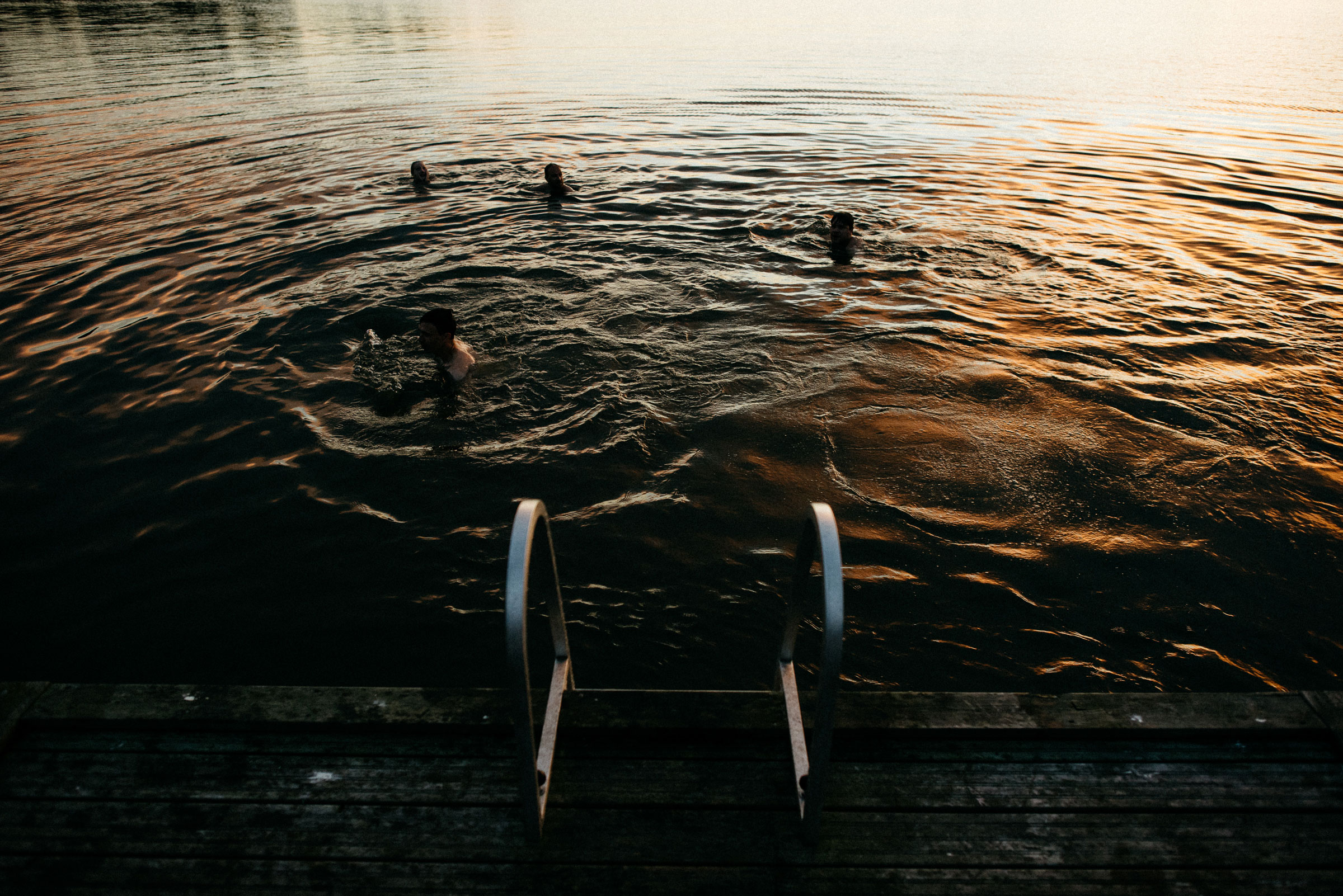 finnische Hochzeit: badende Gäste im See