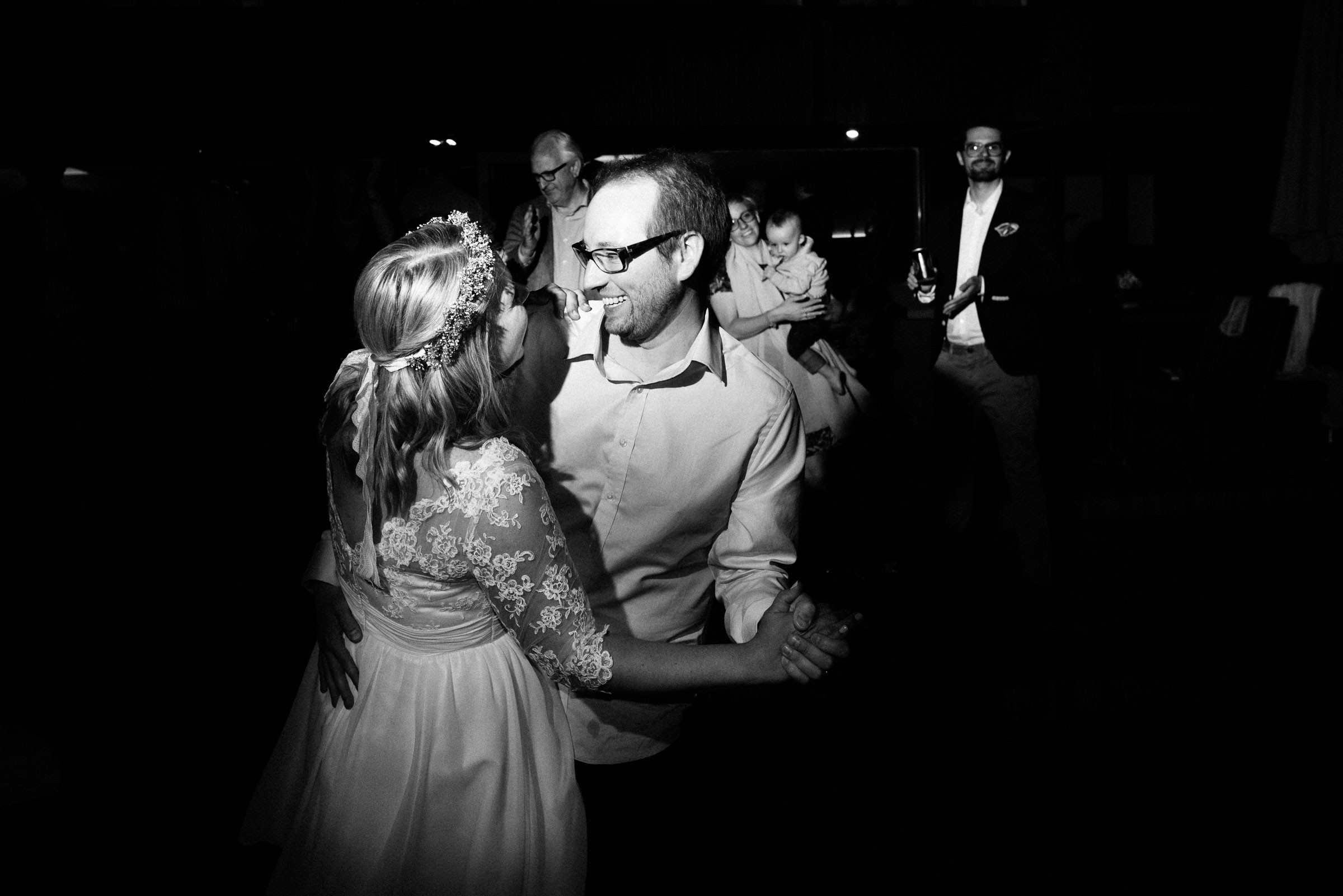 finnische Hochzeit: Brautpaar tanzt miteinander